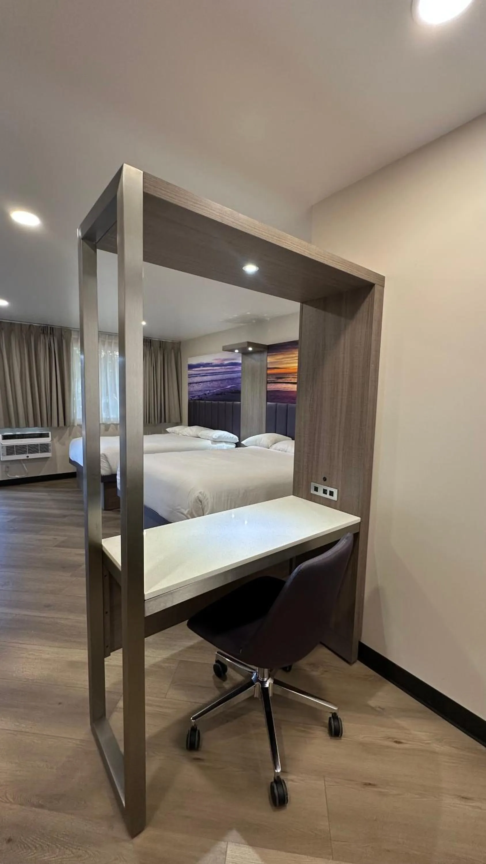 Bed in Costa Mesa Inn - Newport Beach Area