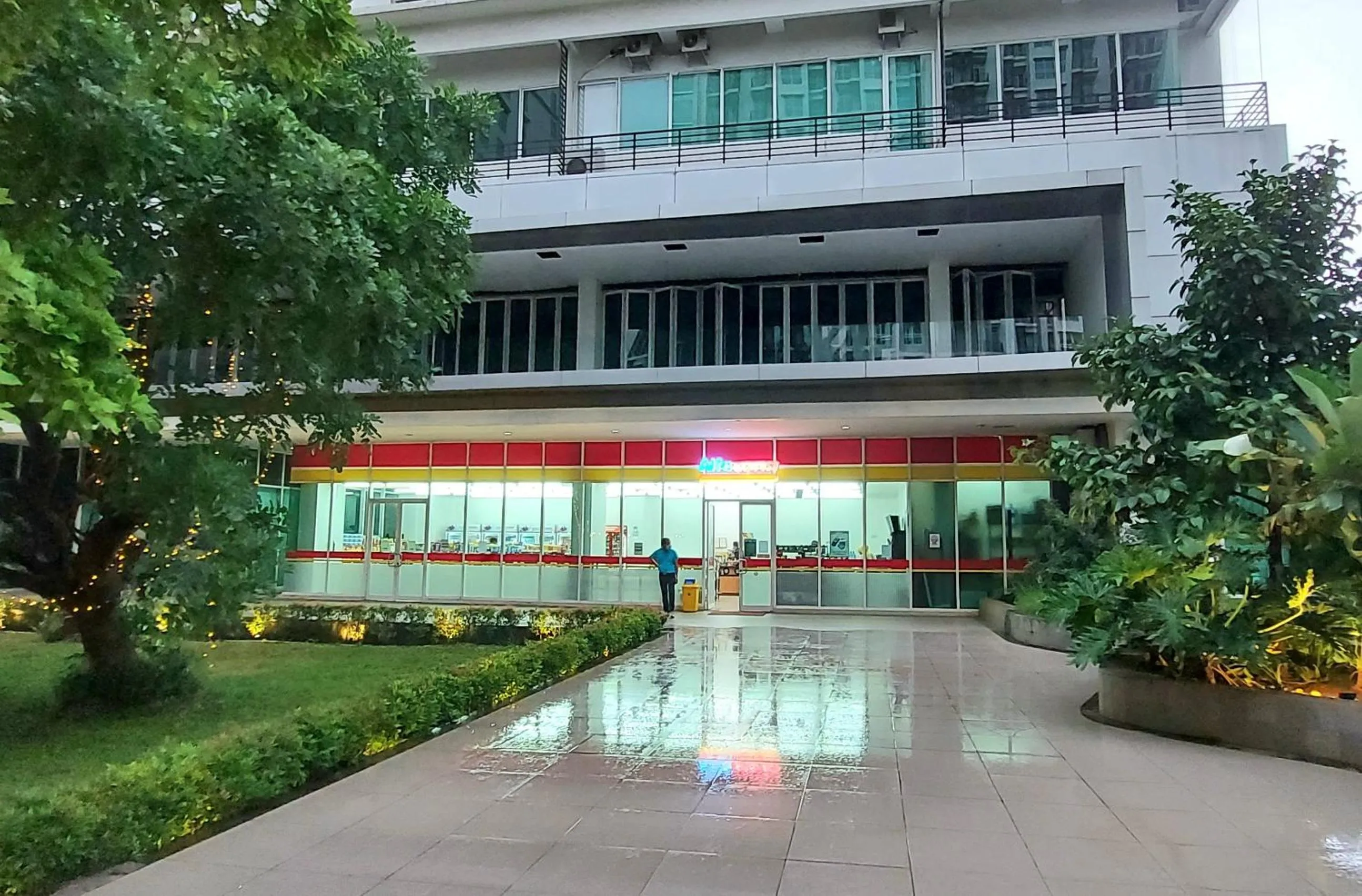 Supermarket/grocery shop in Woodland Park Residence-Relaxed and Friendly