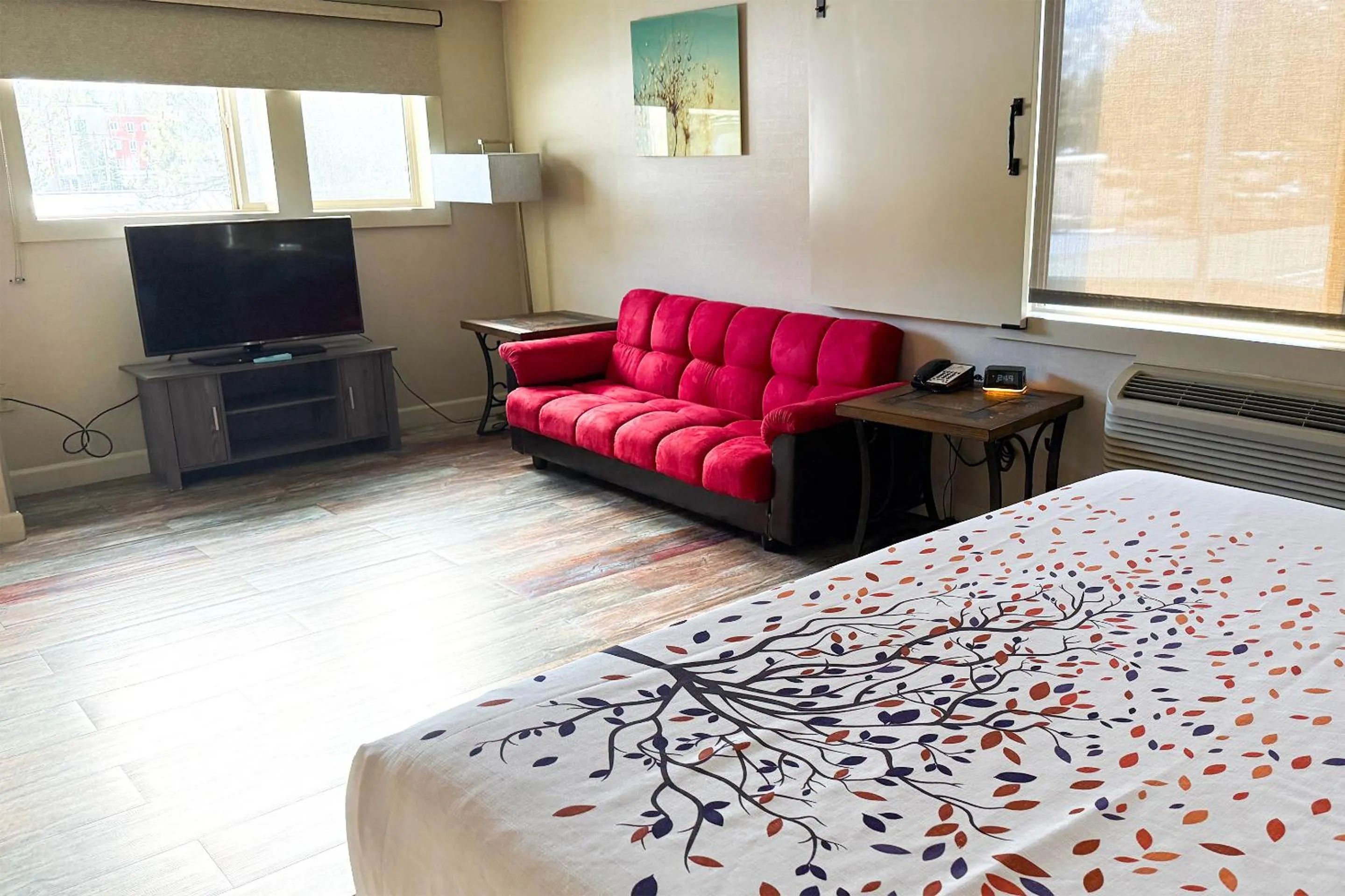 Seating area, Bed in Empeiria High Sierra Hotel