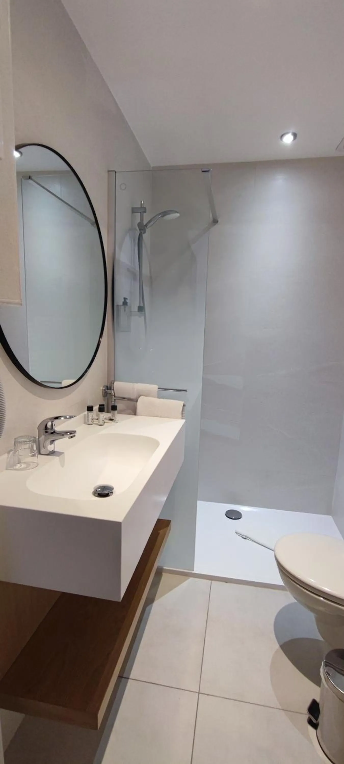 Shower in Hotel Boréal Nice