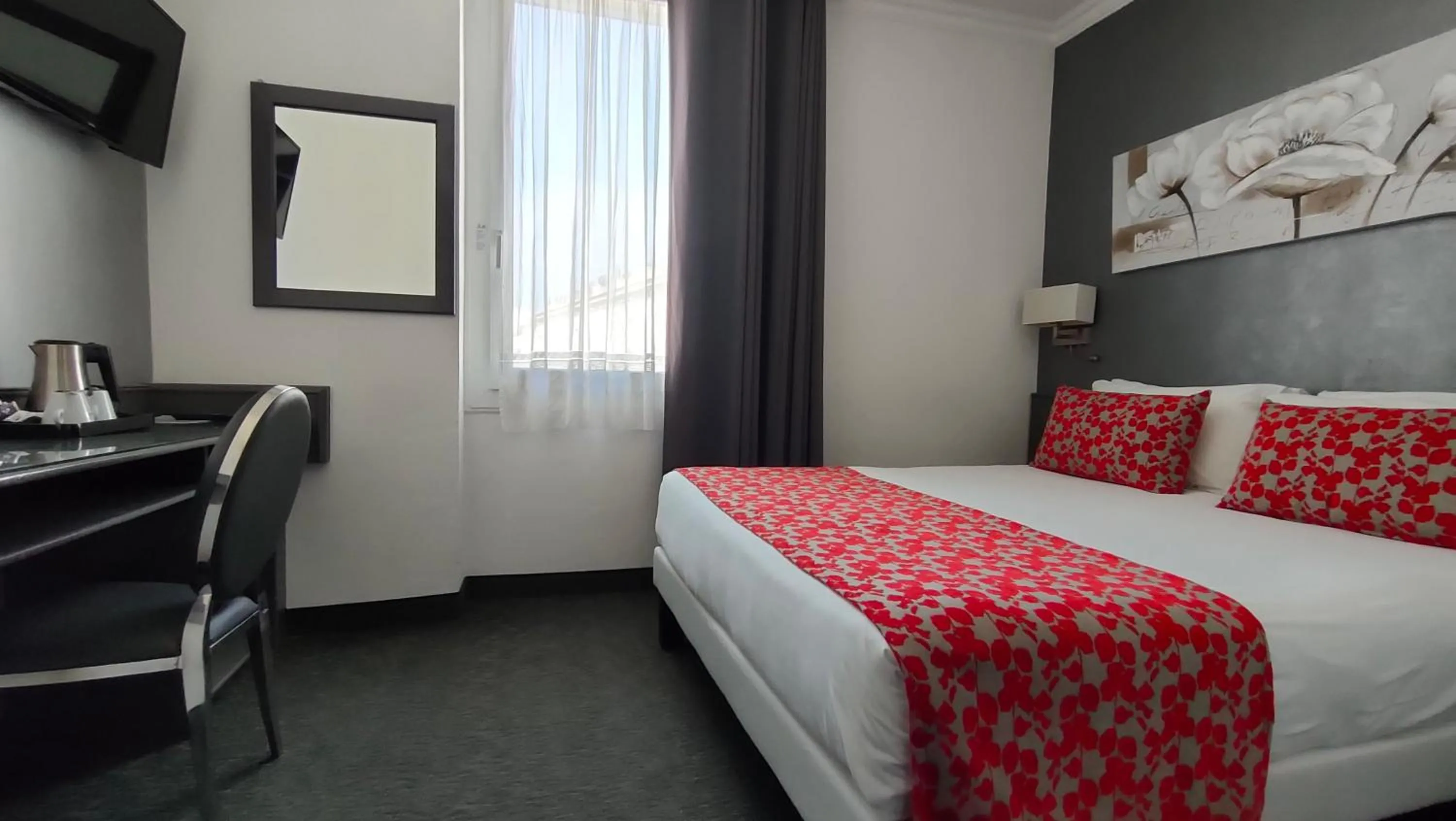 Bed in Hotel Boréal Nice