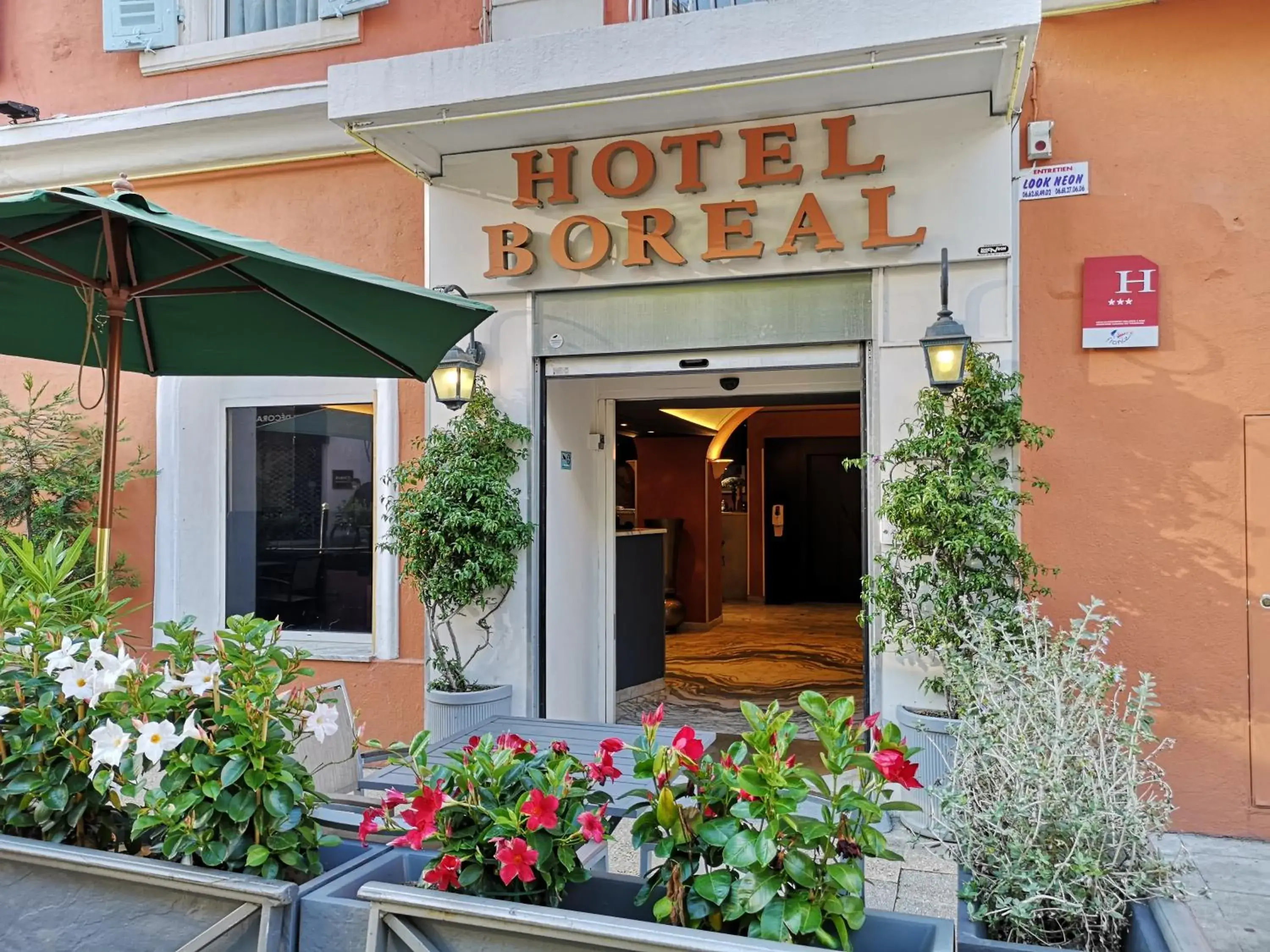 Patio in Hotel Boréal Nice