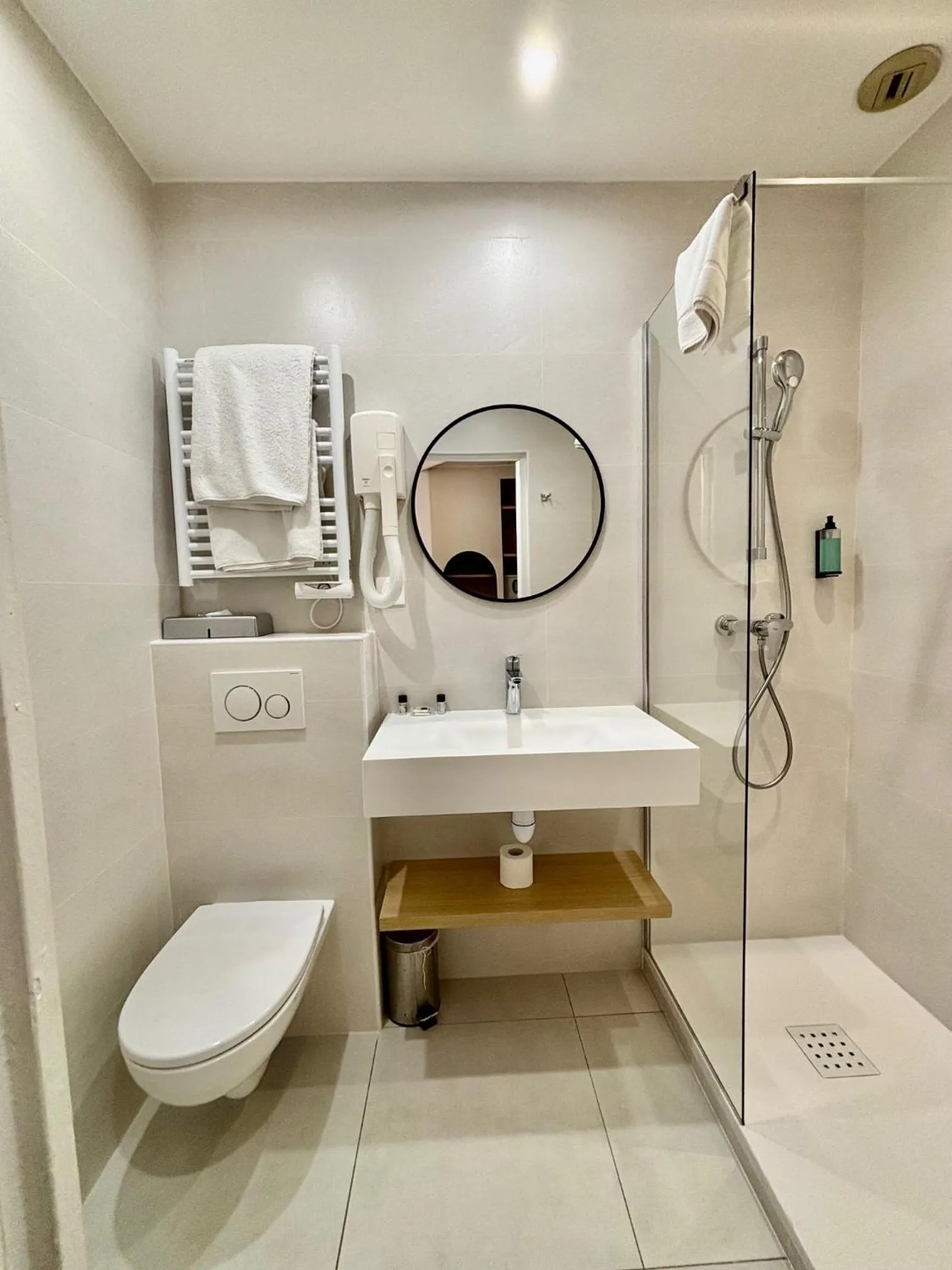 Shower in Hotel Boréal Nice