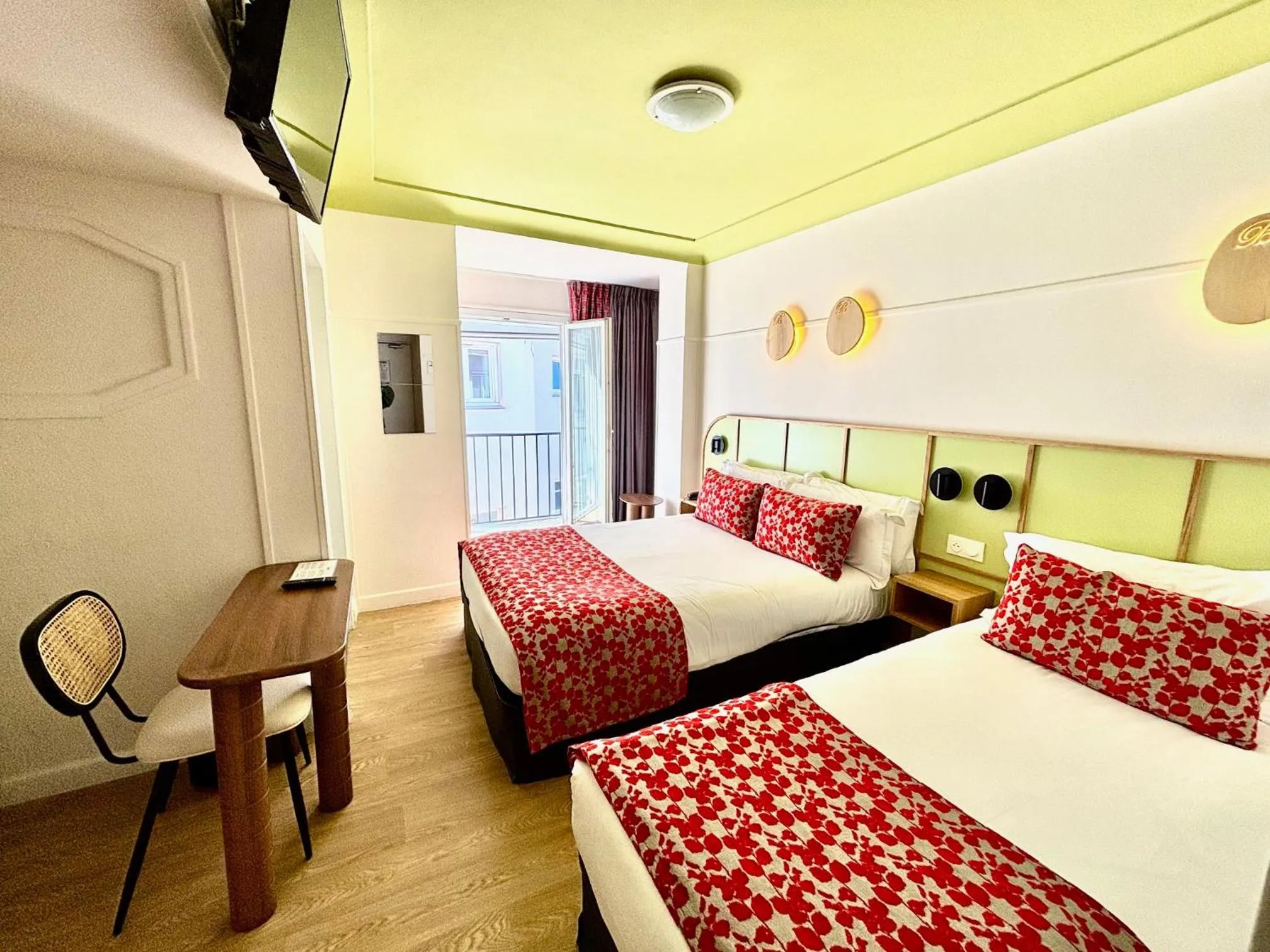 Property building, Bed in Hotel Boréal Nice