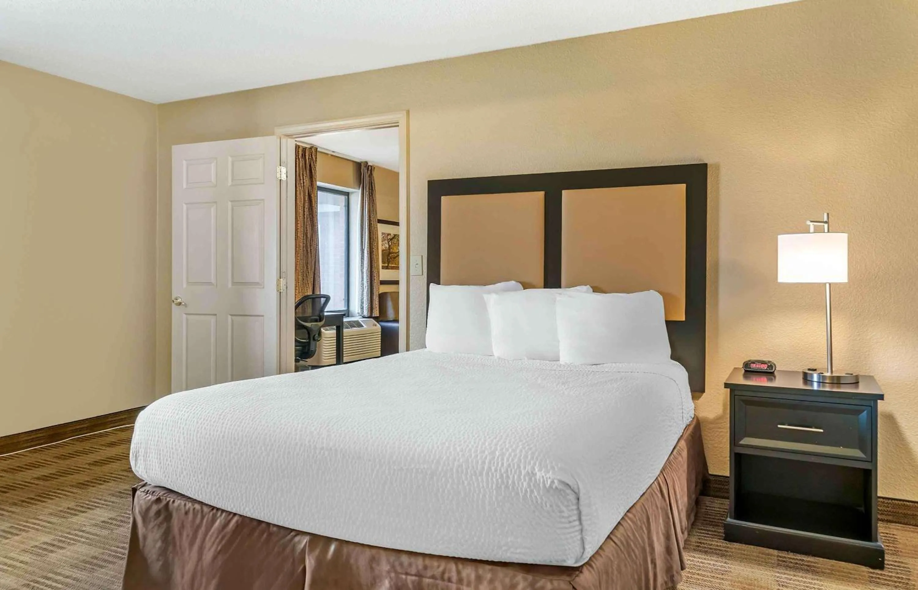 Bedroom, Bed in Extended Stay America Select Suites - Detroit - Ann Arbor - University South