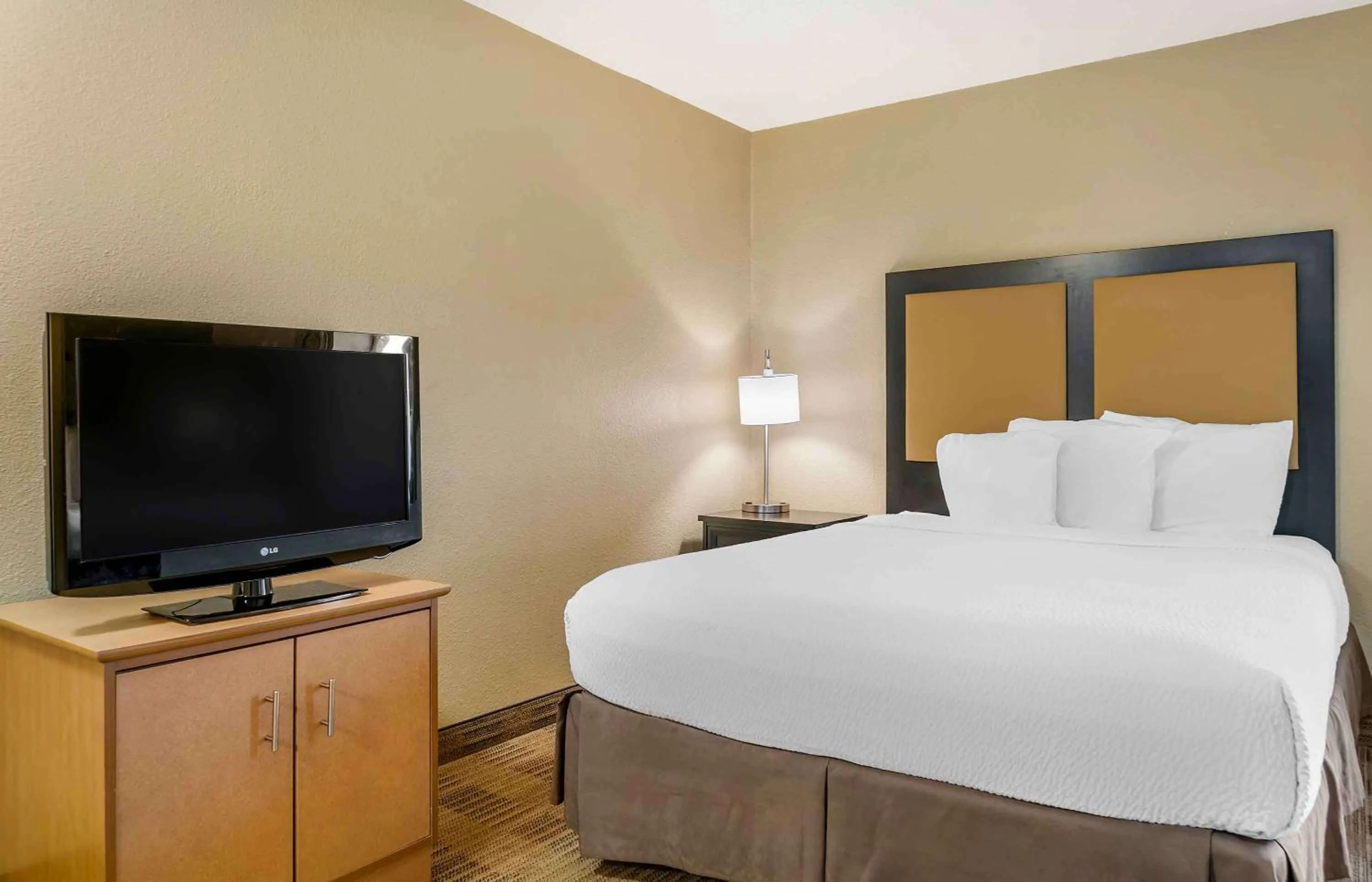 Bedroom, Bed in Extended Stay America Select Suites - Detroit - Ann Arbor - University South