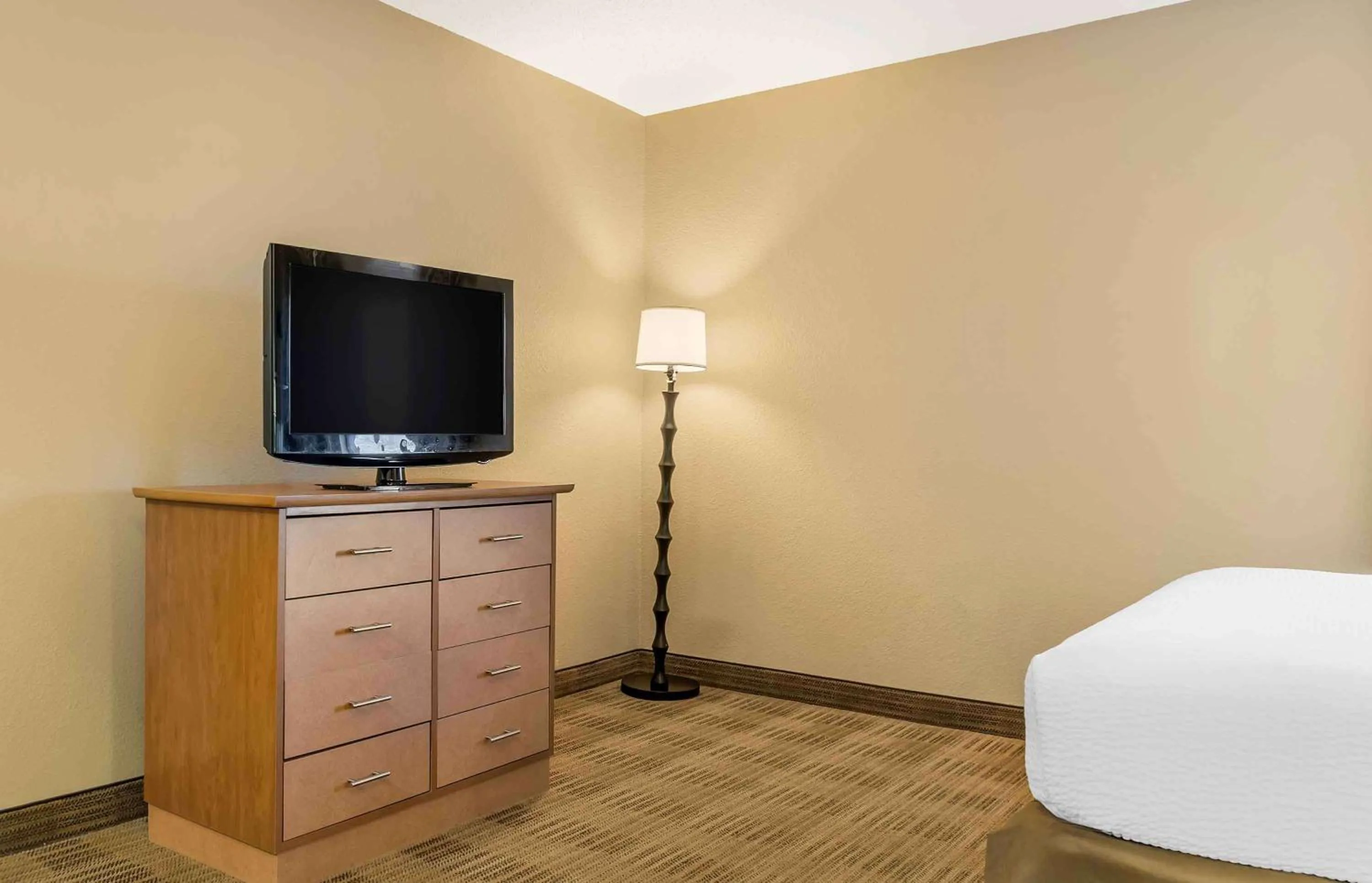 Bedroom, Bed in Extended Stay America Select Suites - Detroit - Ann Arbor - University South