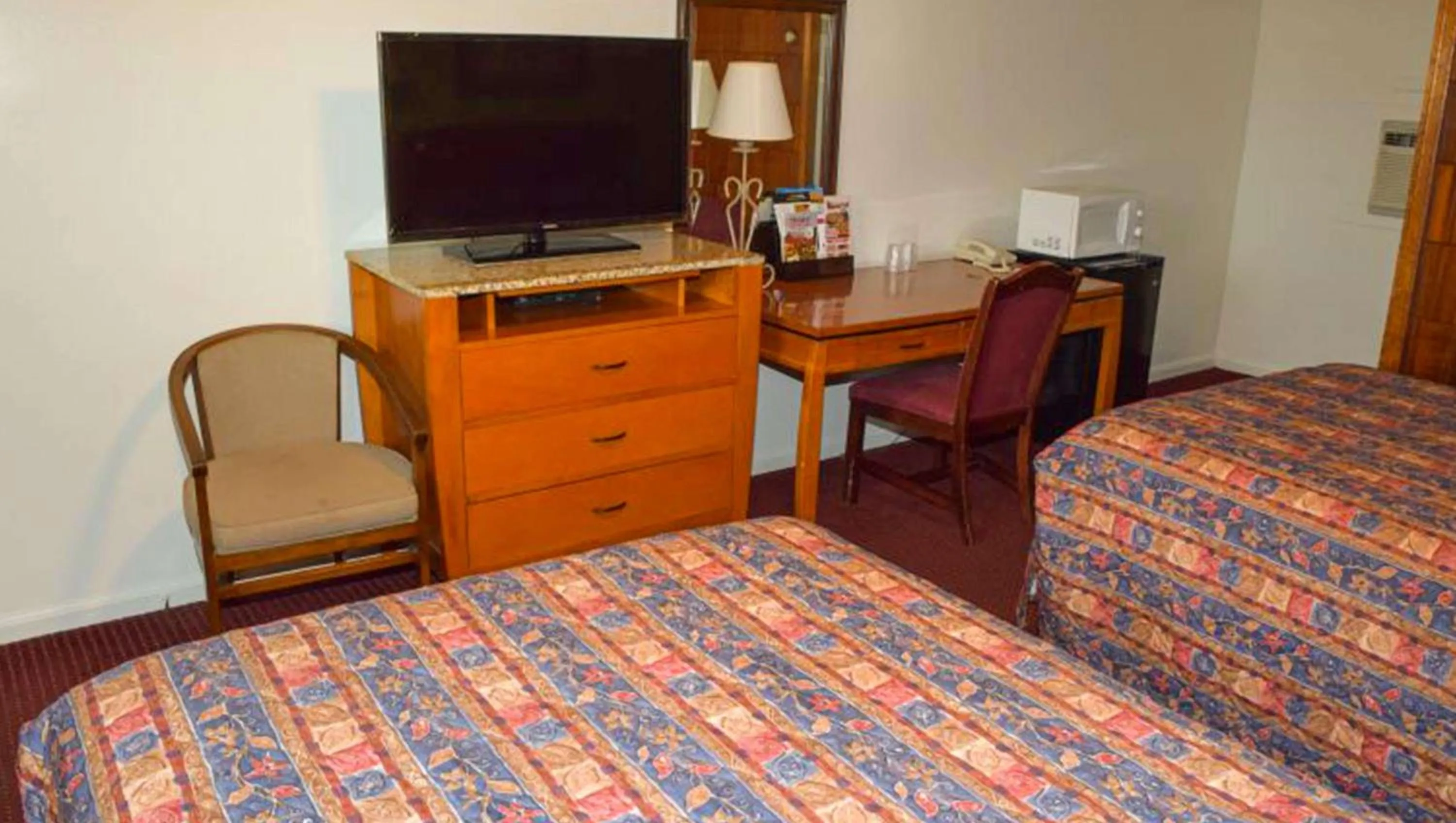 Photo of the whole room, Bed in Relax Inn Bloomsburg