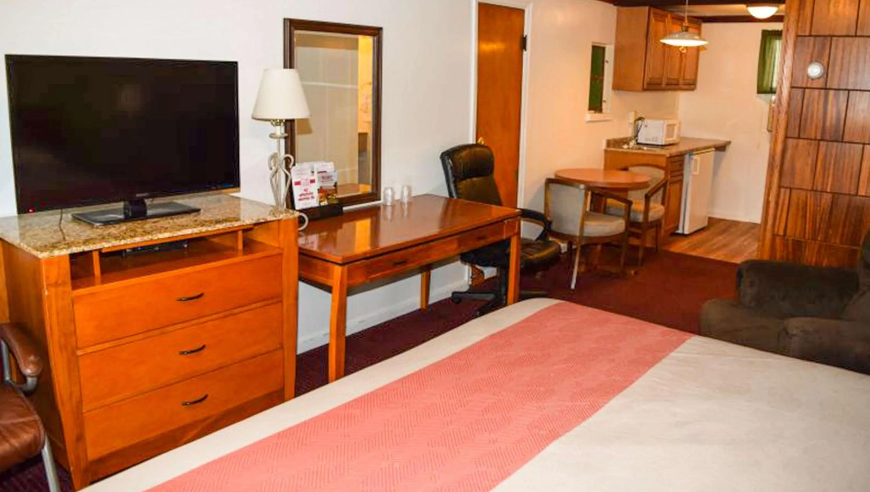 Photo of the whole room, Bed in Relax Inn Bloomsburg