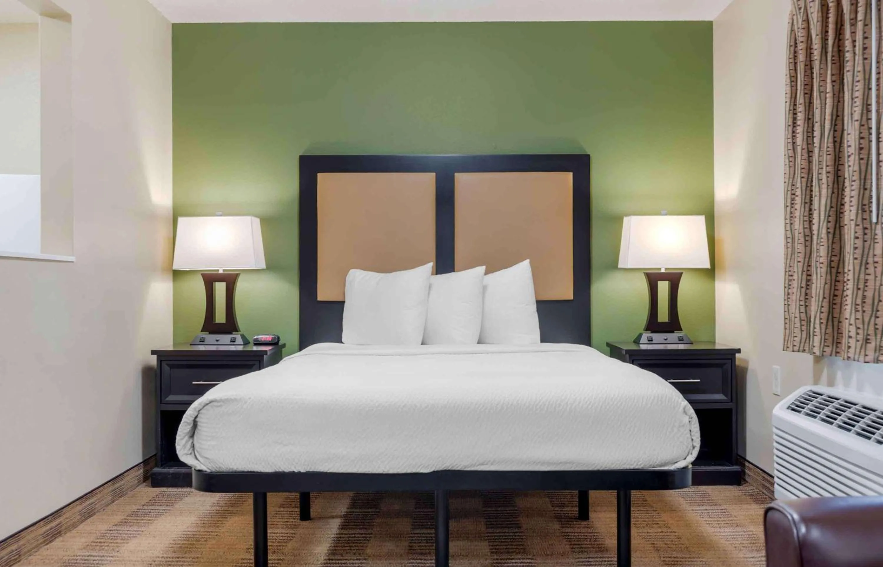 Bedroom, Bed in Extended Stay America Suites - Birmingham - Wildwood