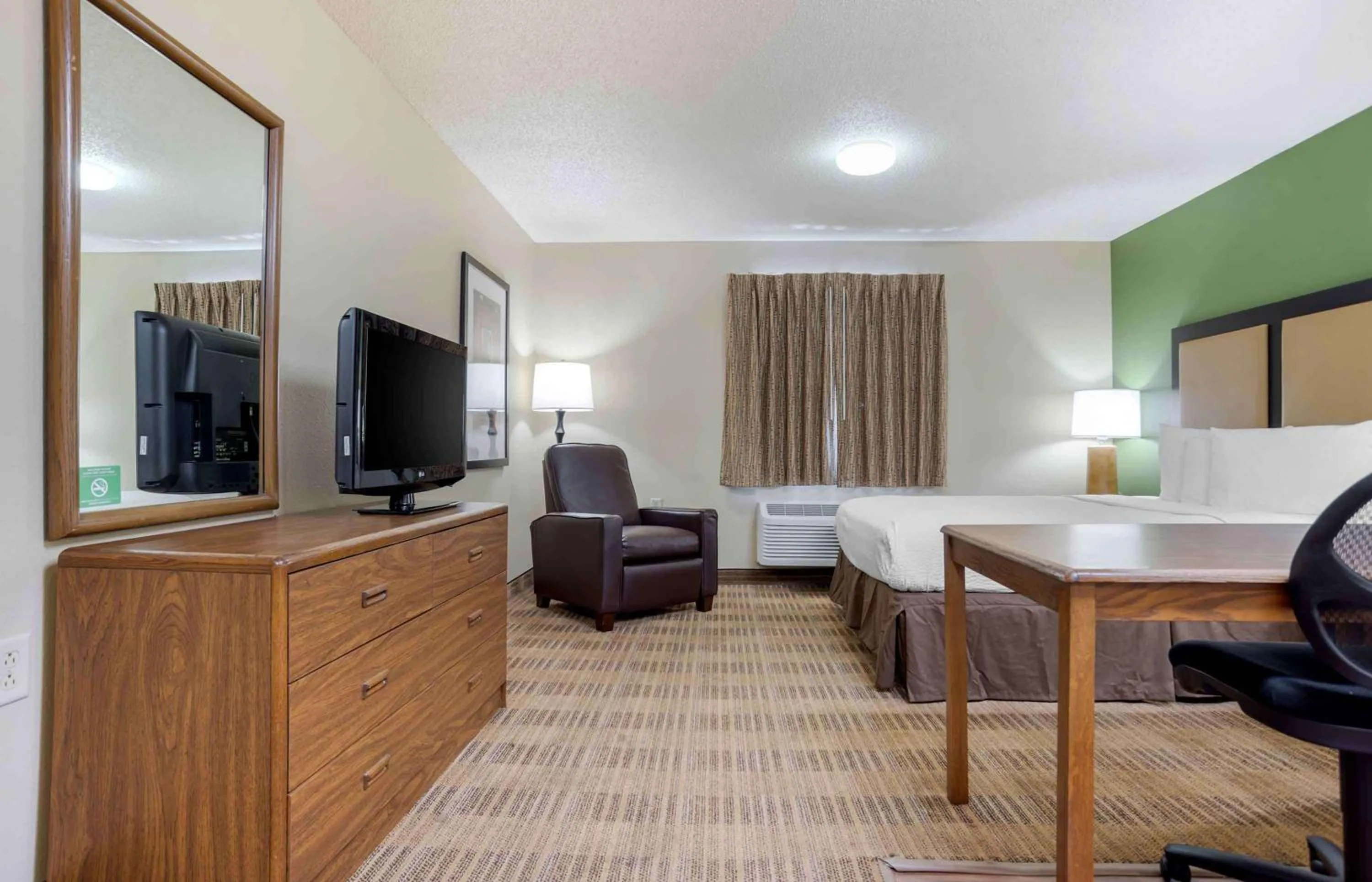 Bedroom, Bed in Extended Stay America Suites - Birmingham - Wildwood