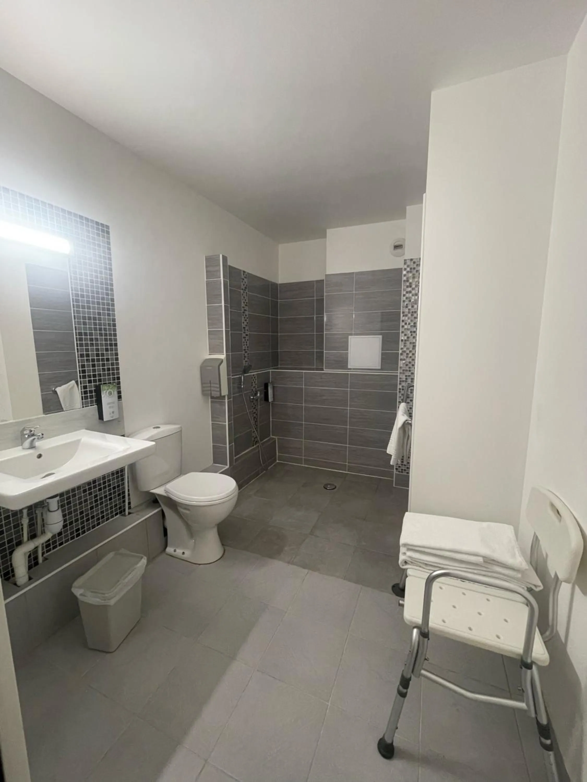 Shower in Kyriad Saint Fargeau Ponthierry - Apollonia