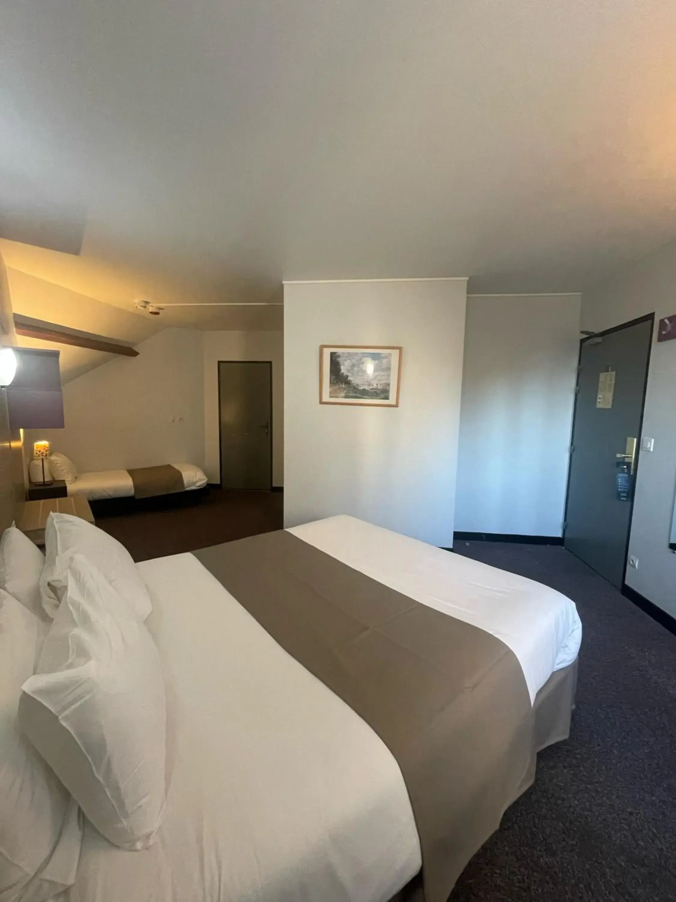 Shower, Bed in Kyriad Saint Fargeau Ponthierry - Apollonia Shower, Bed in Kyriad Saint Fargeau Ponthierry - Apollonia