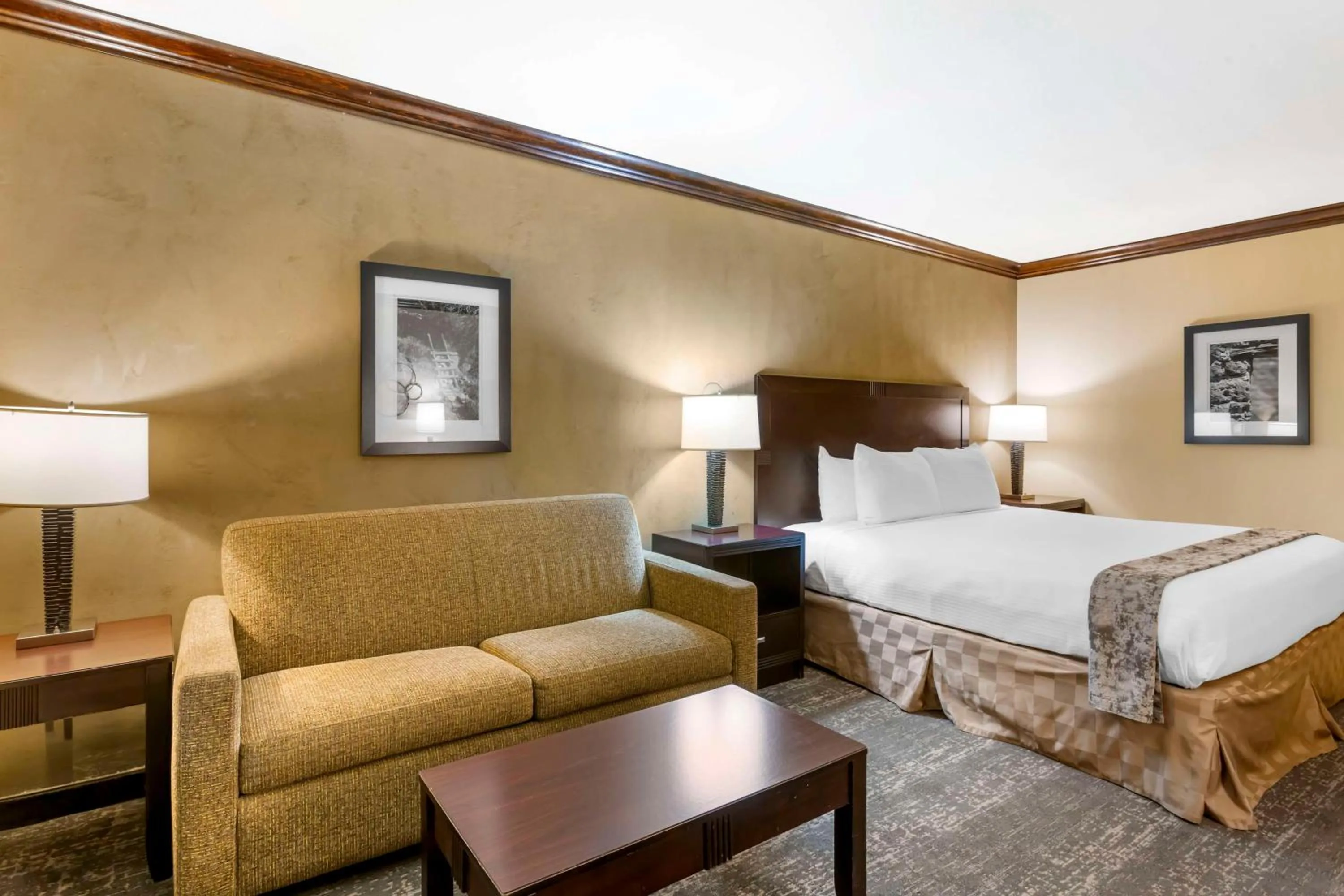 Bedroom, Bed in Best Western Plus Raton Hotel