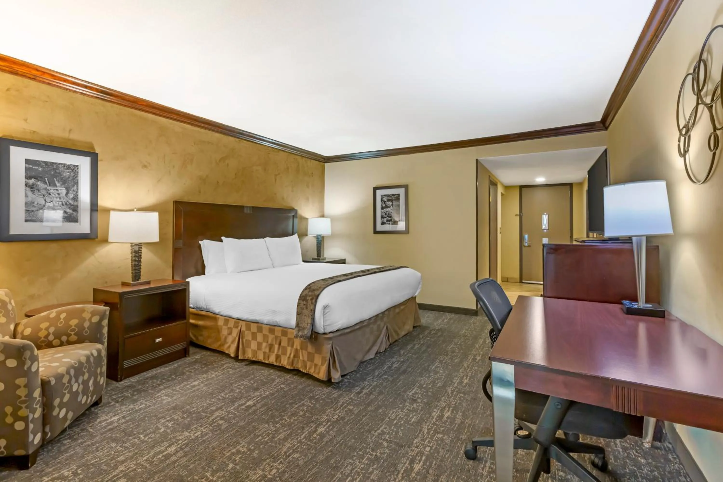 Bed in Best Western Plus Raton Hotel