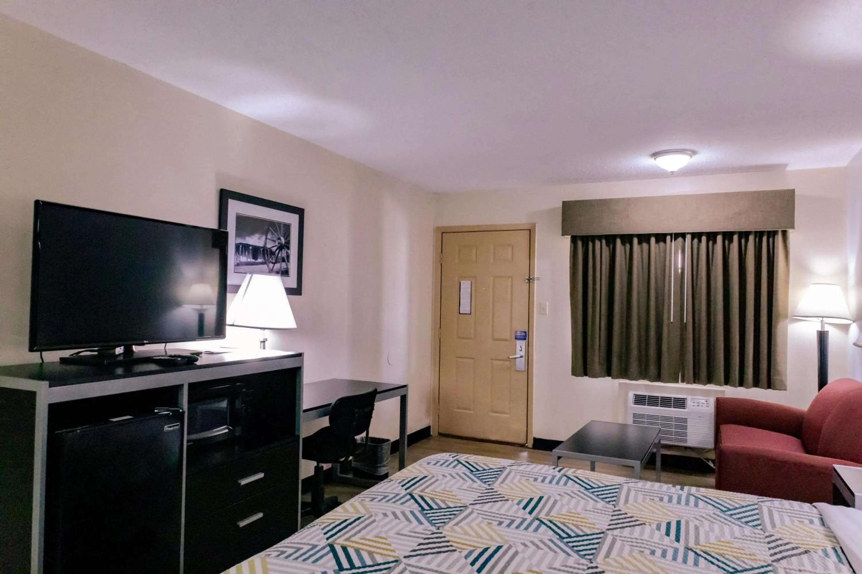 TV and multimedia, Bed in Motel 6 Nacogdoches, TX