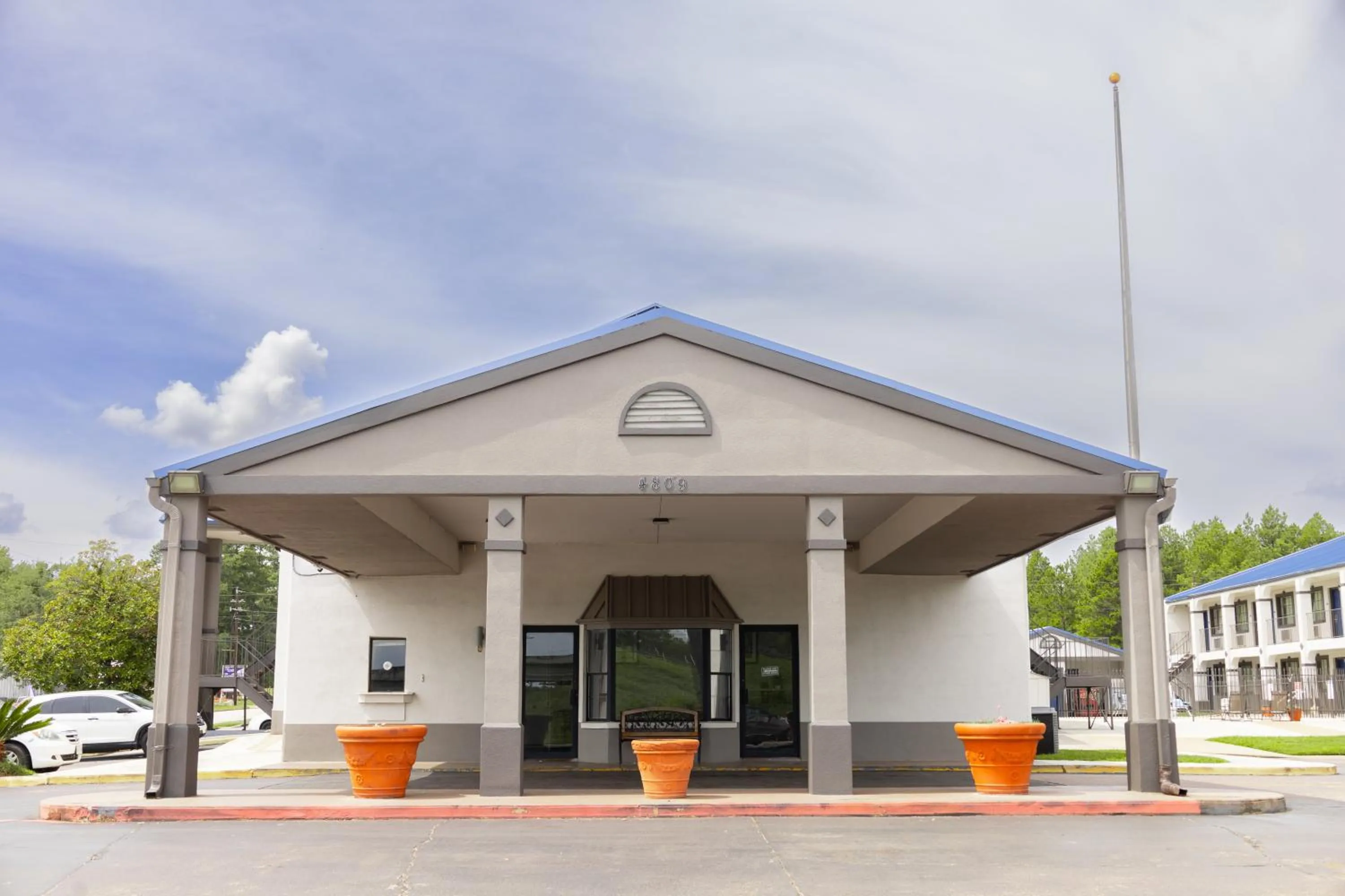 Property building in Motel 6 Nacogdoches, TX