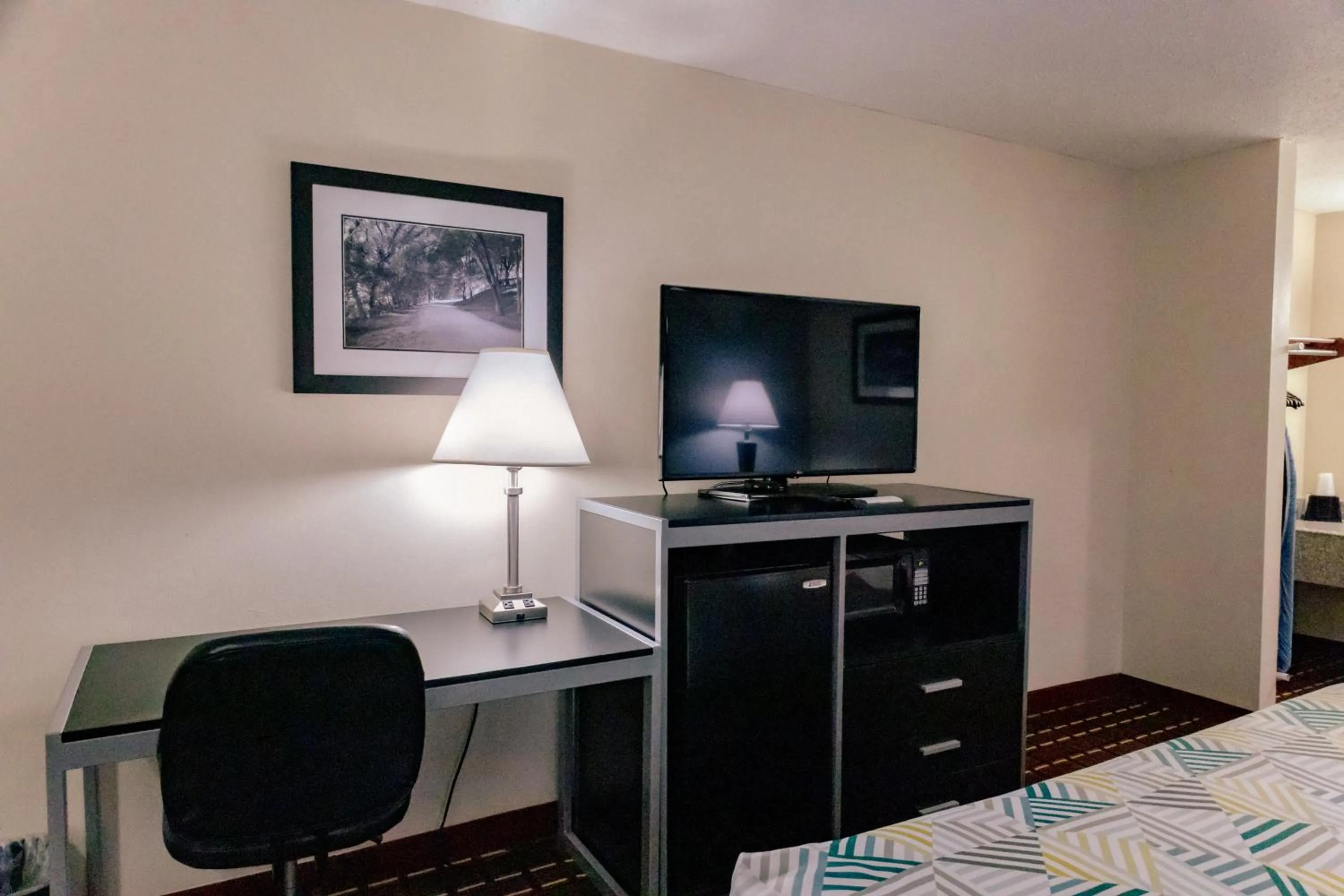 TV and multimedia, Bed in Motel 6 Nacogdoches, TX