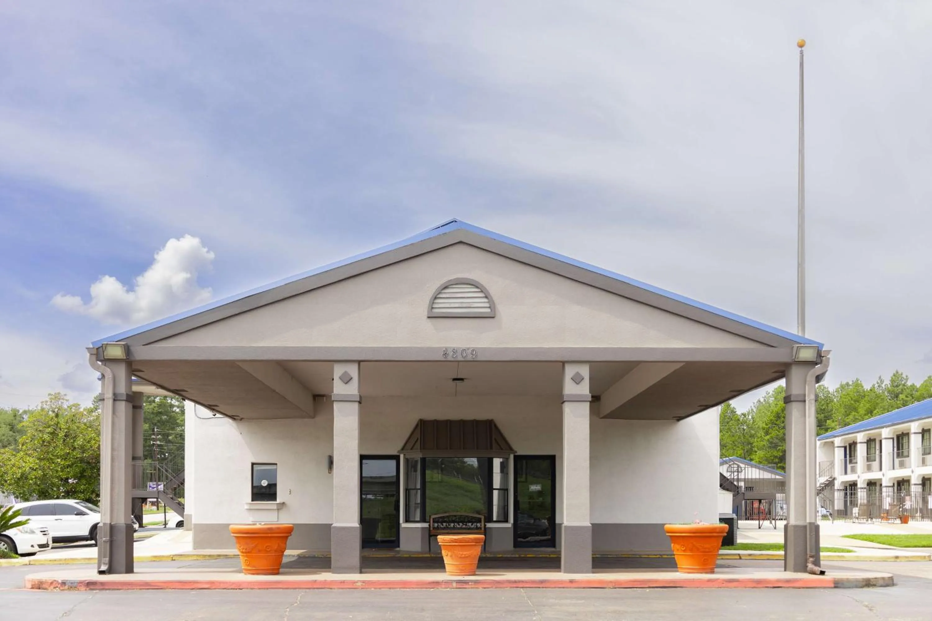 Property building in Motel 6 Nacogdoches, TX