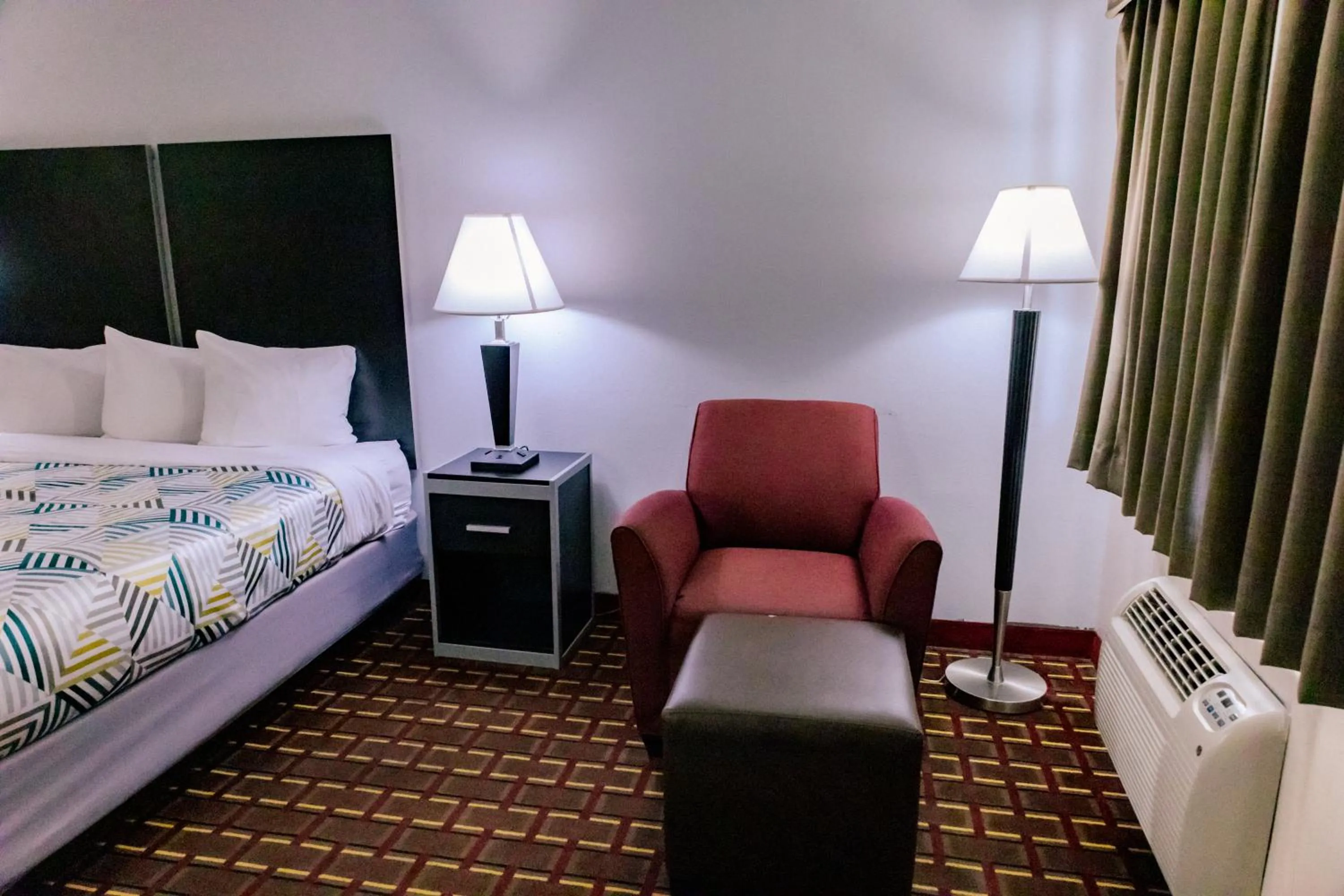 Living room, Bed in Motel 6 Nacogdoches, TX