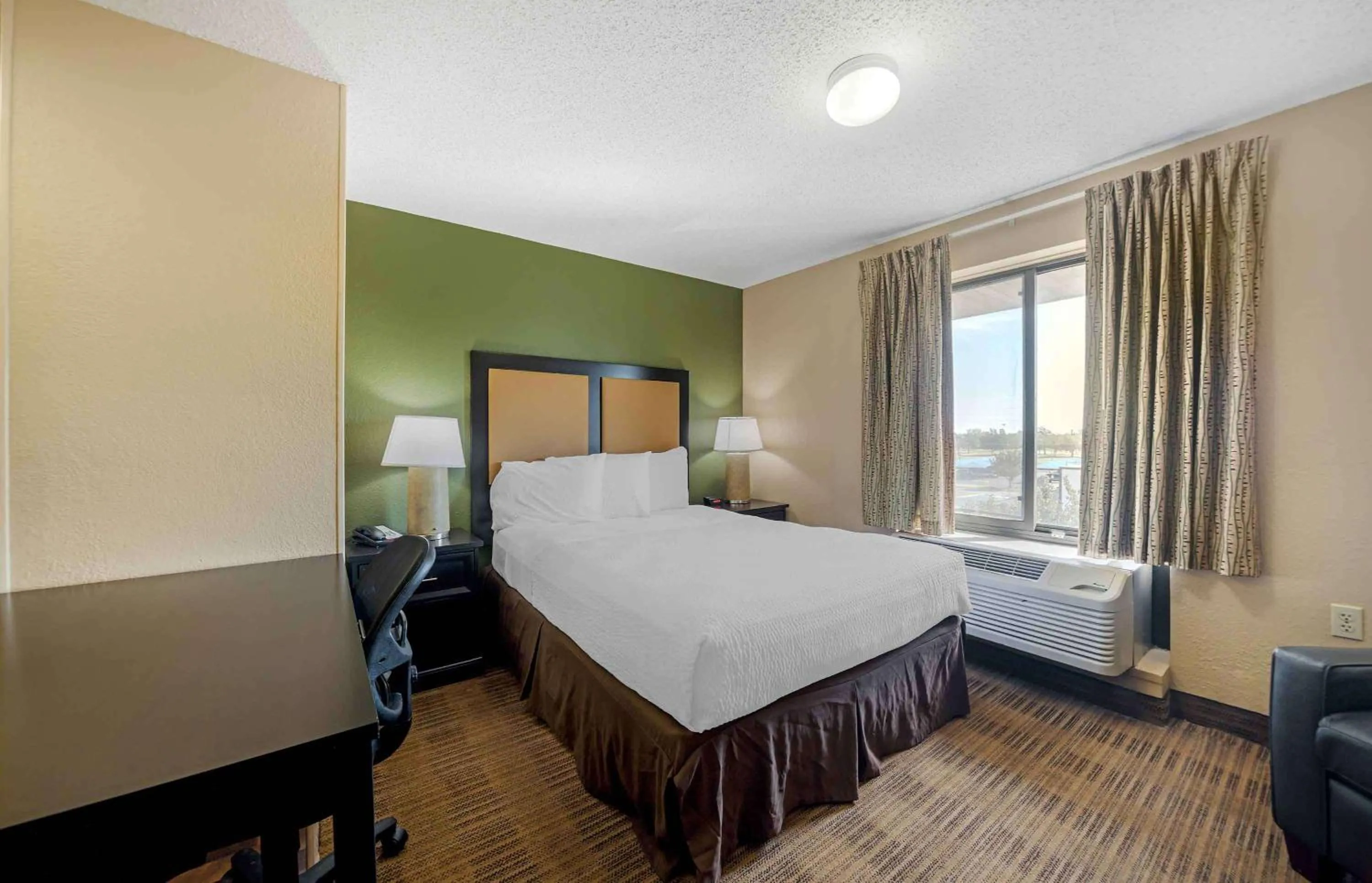 Bedroom, Bed in Extended Stay America Suites - Oklahoma City - Northwest