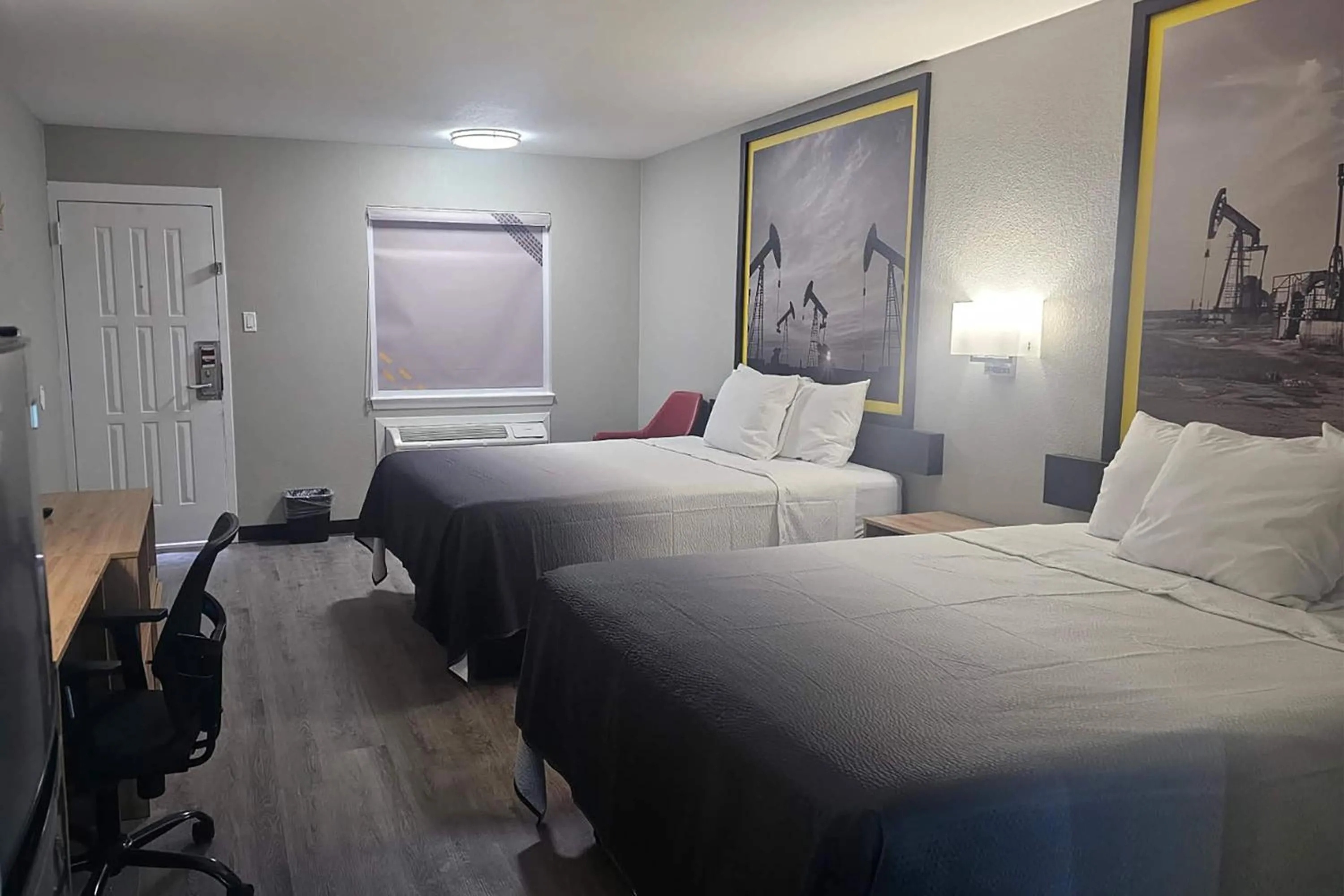 Photo of the whole room, Bed in Super 8 by Wyndham Hobbs