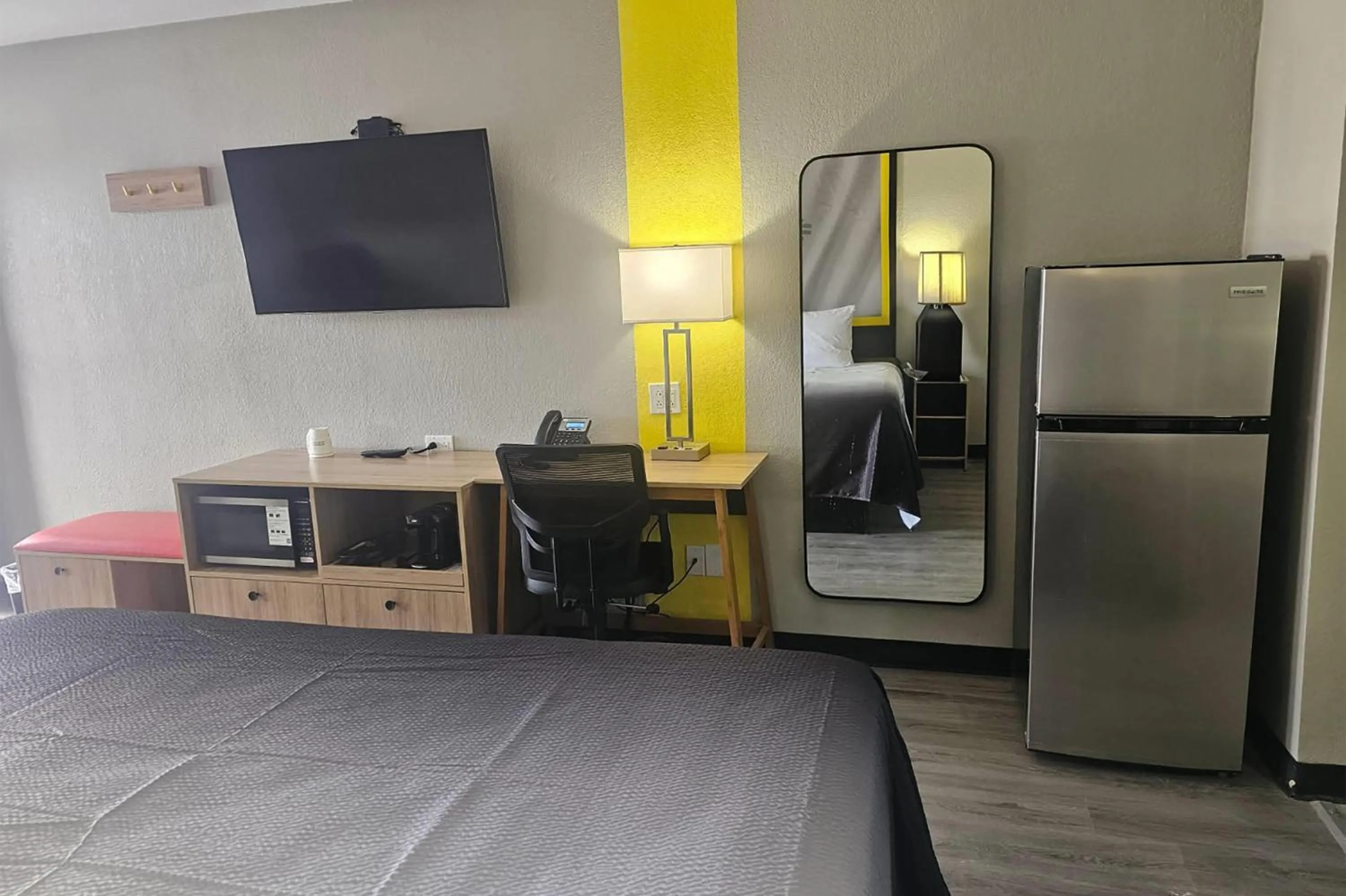 Photo of the whole room, Bed in Super 8 by Wyndham Hobbs