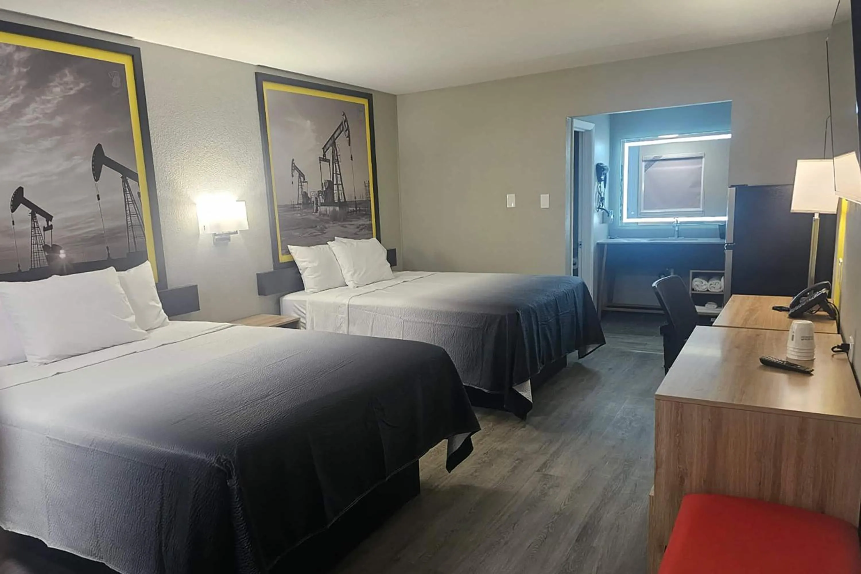 Photo of the whole room, Bed in Super 8 by Wyndham Hobbs
