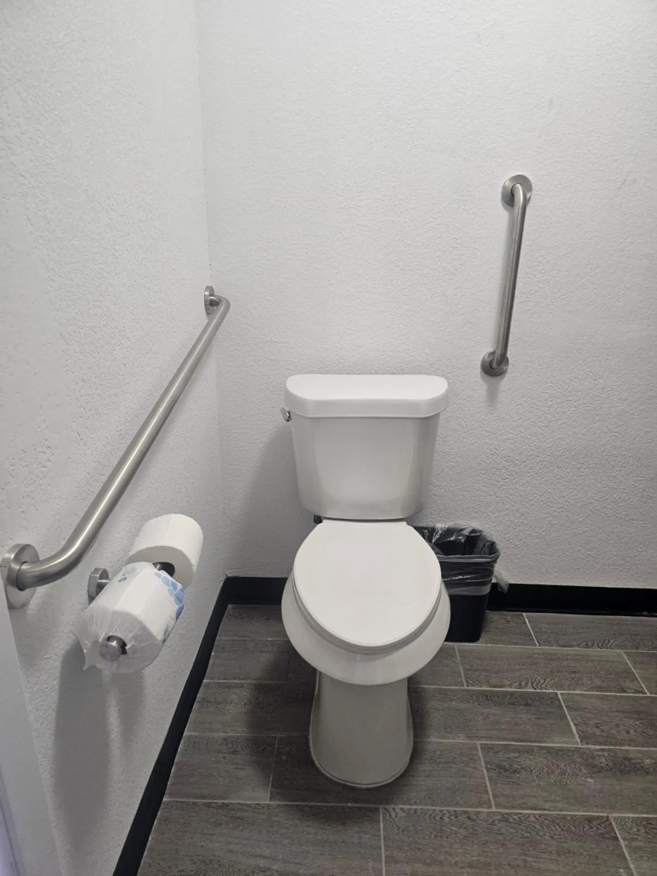 King Room with Mobility Access and Bathtub with Grab Bars, Non-Smoking in Super 8 by Wyndham Hobbs King Room with Mobility Access and Bathtub with Grab Bars, Non-Smoking in Super 8 by Wyndham Hobbs