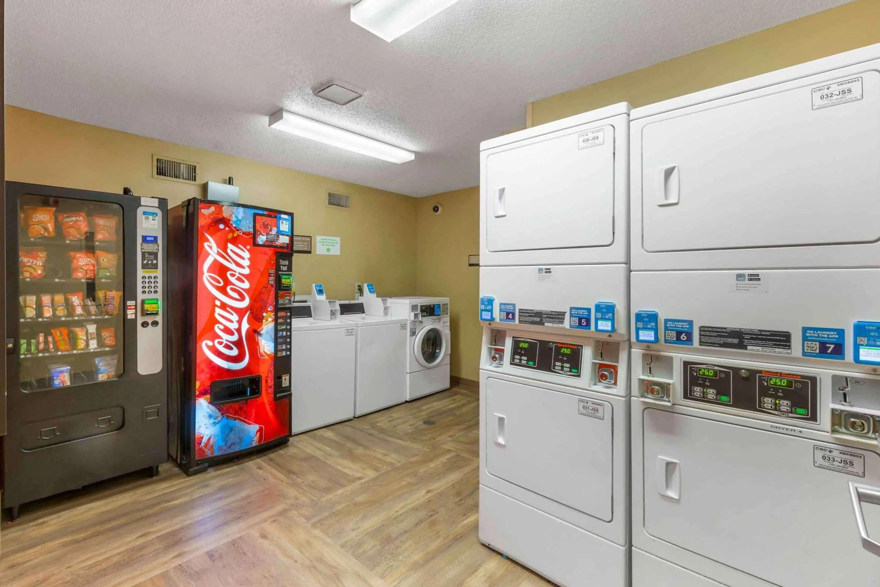 Property building in Extended Stay America Suites - Raleigh - Cary - Harrison Ave