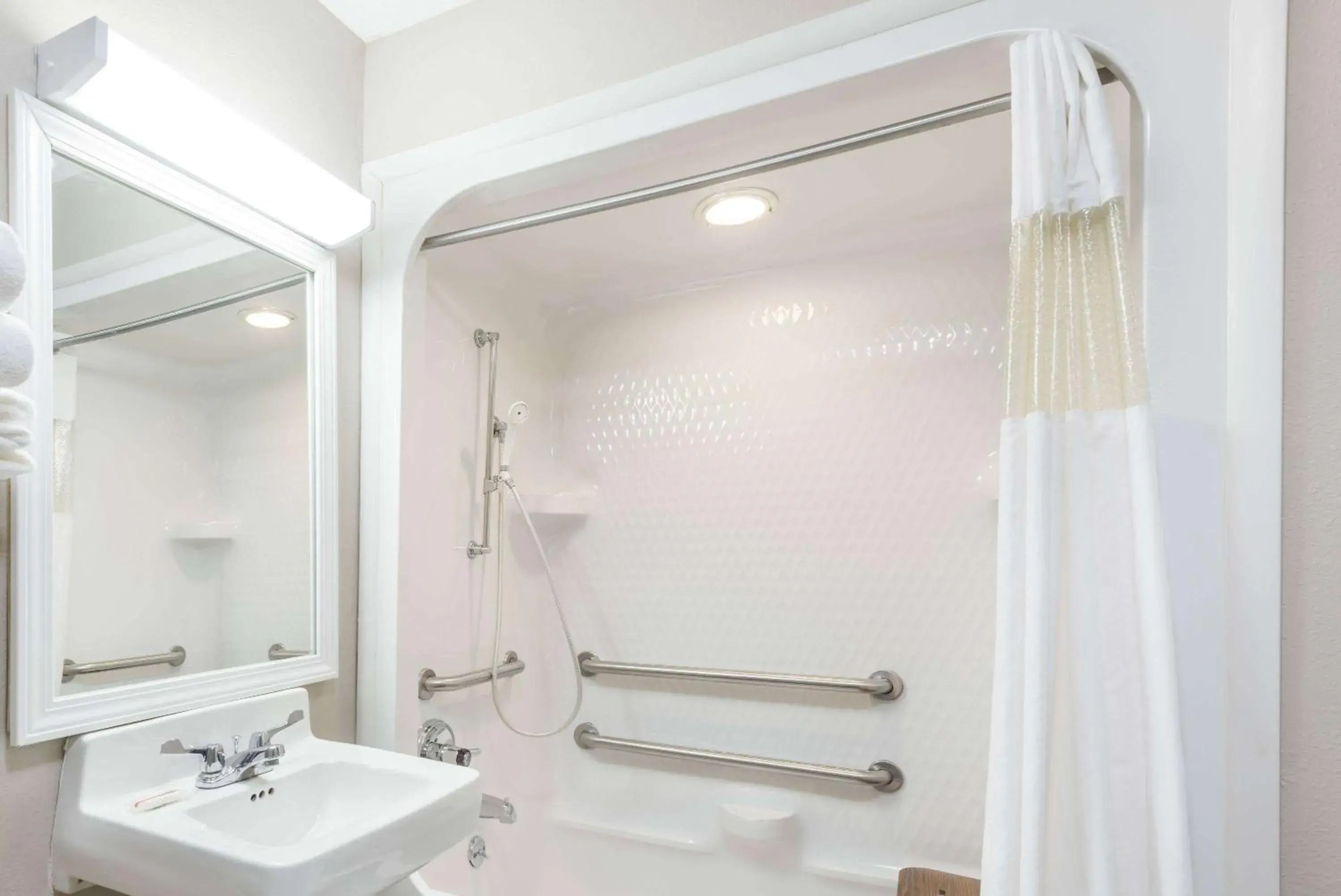 Photo of the whole room in Baymont by Wyndham Cambridge Photo of the whole room in Baymont by Wyndham Cambridge