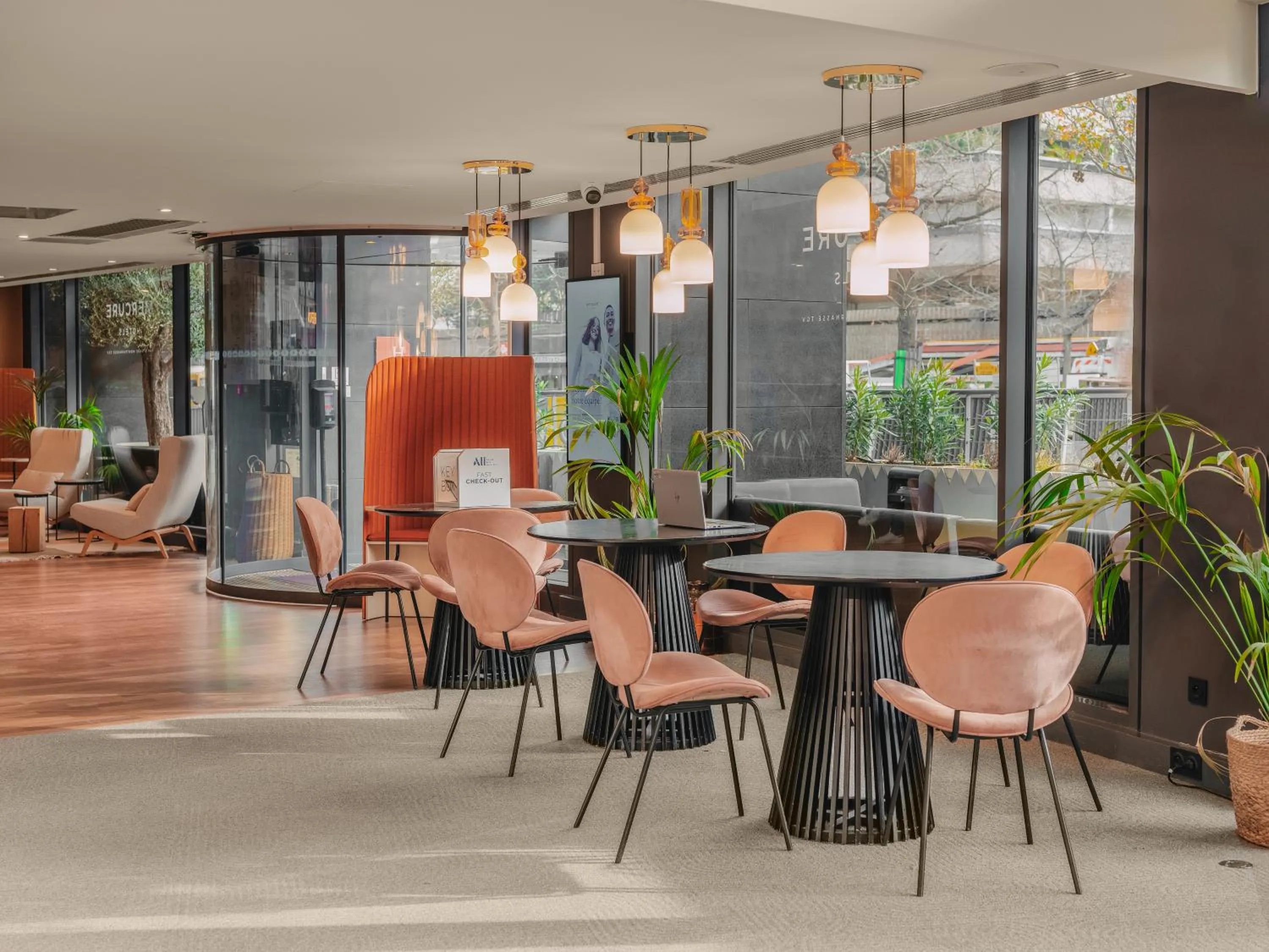 Lobby or reception in Mercure Paris Gare Montparnasse TGV