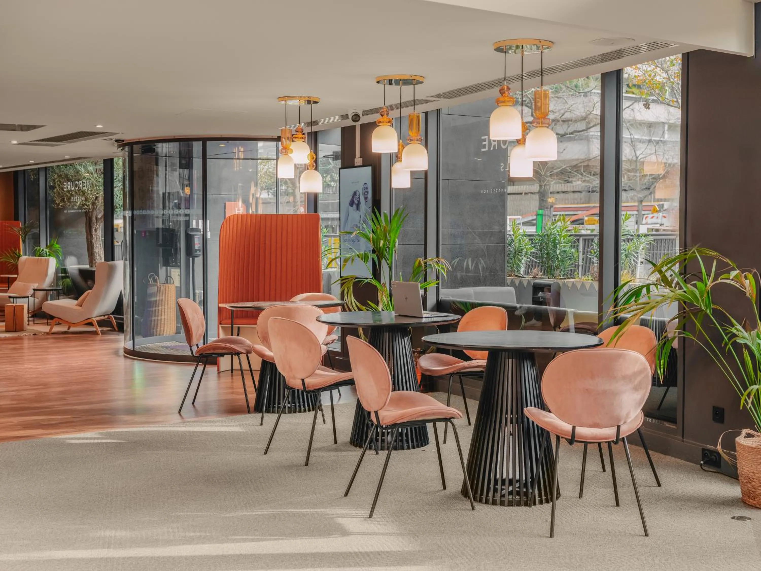 Lobby or reception in Mercure Paris Gare Montparnasse TGV