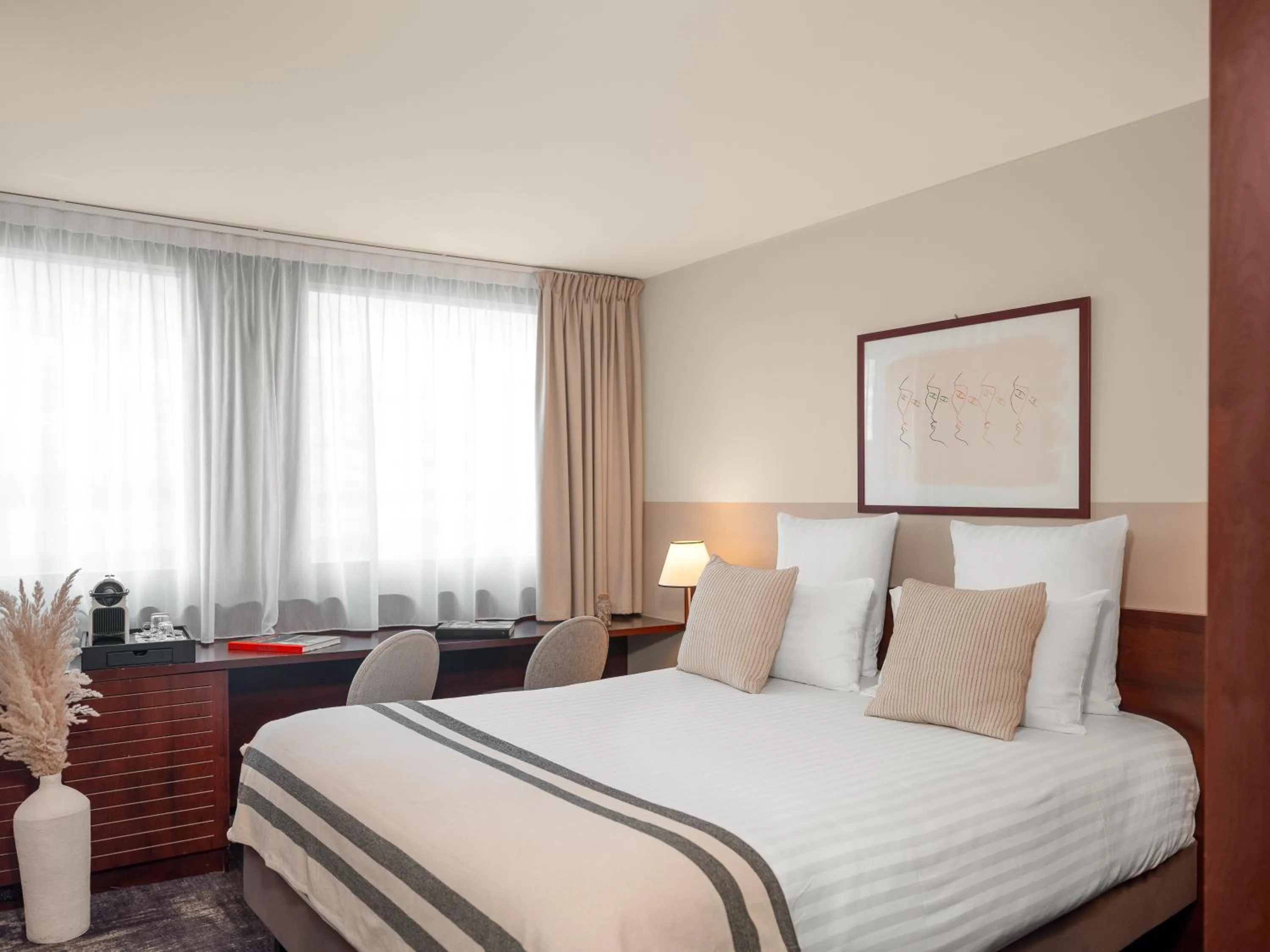 Bedroom, Bed in Mercure Paris Gare Montparnasse TGV