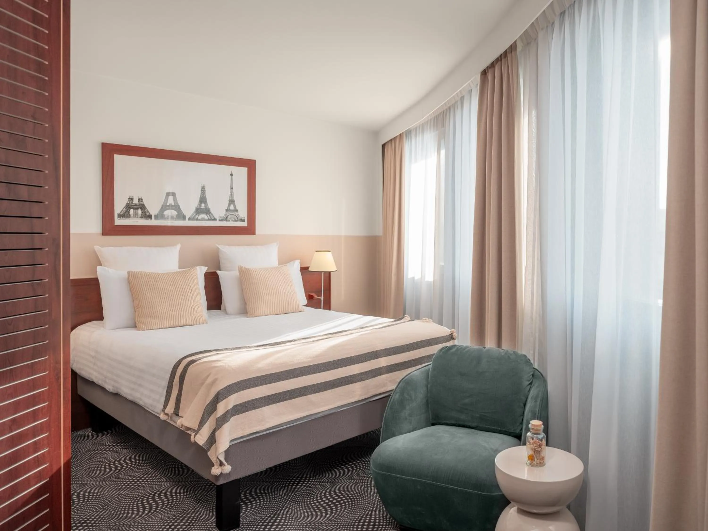 Bedroom, Bed in Mercure Paris Gare Montparnasse TGV