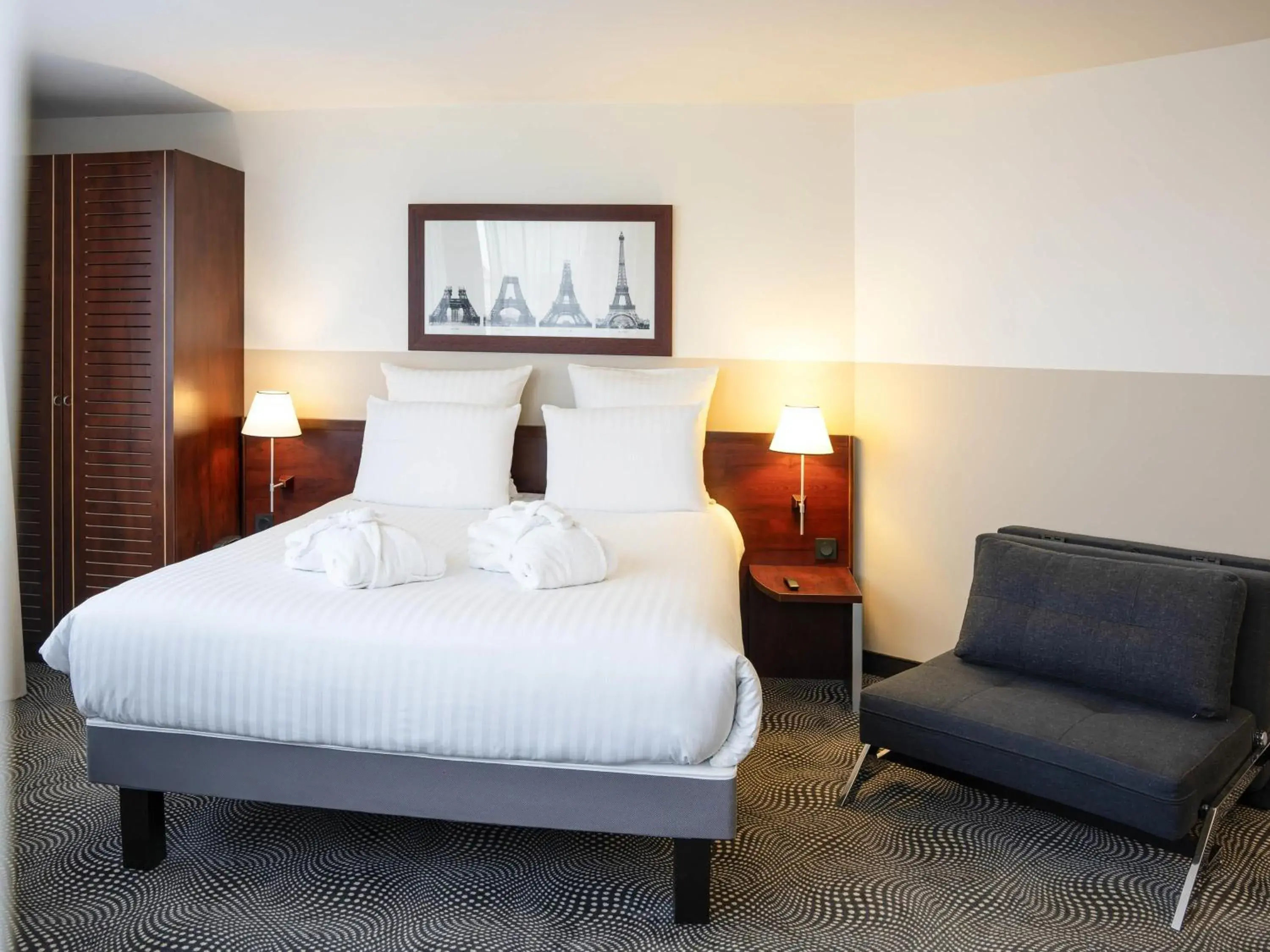 Bedroom, Bed in Mercure Paris Gare Montparnasse TGV Bedroom, Bed in Mercure Paris Gare Montparnasse TGV