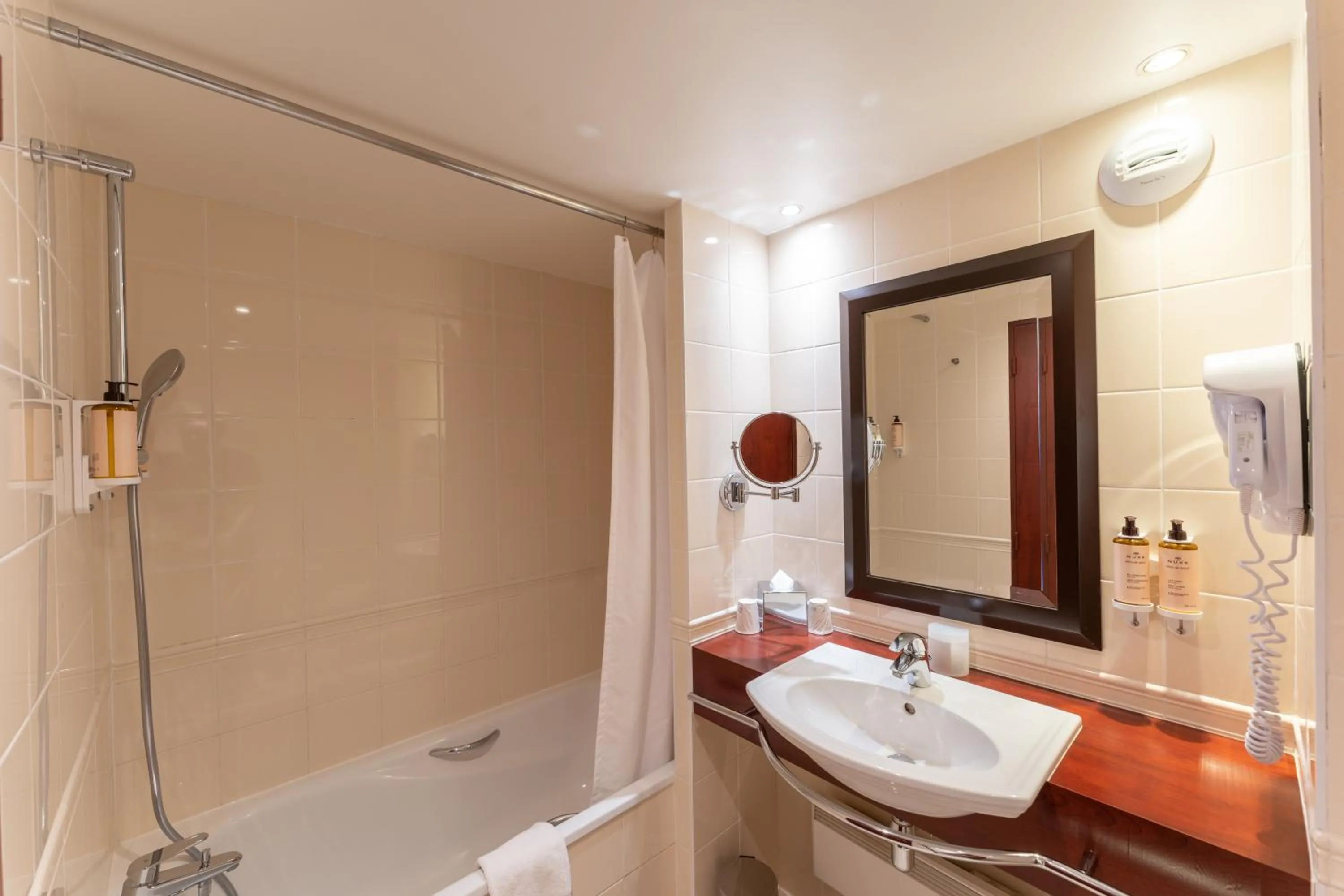 Bathroom in Mercure Paris Gare Montparnasse TGV