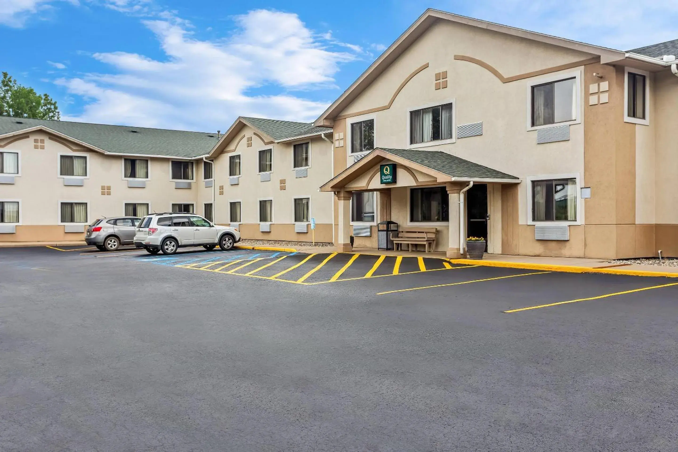 Property building in Quality Inn & Suites Howe - Sturgis Property building in Quality Inn & Suites Howe - Sturgis