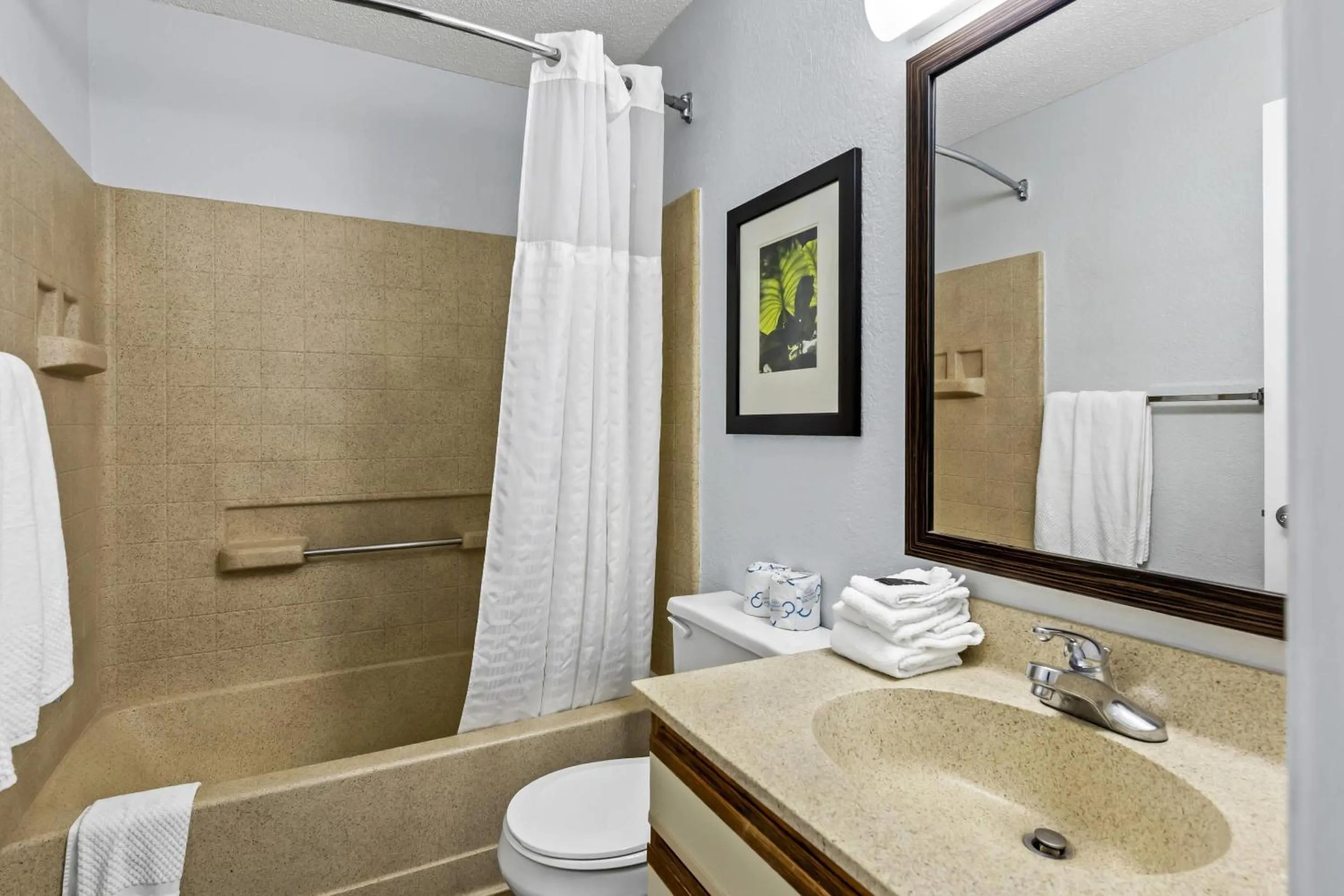 Shower in Suburban Studios Brentwood - Nashville