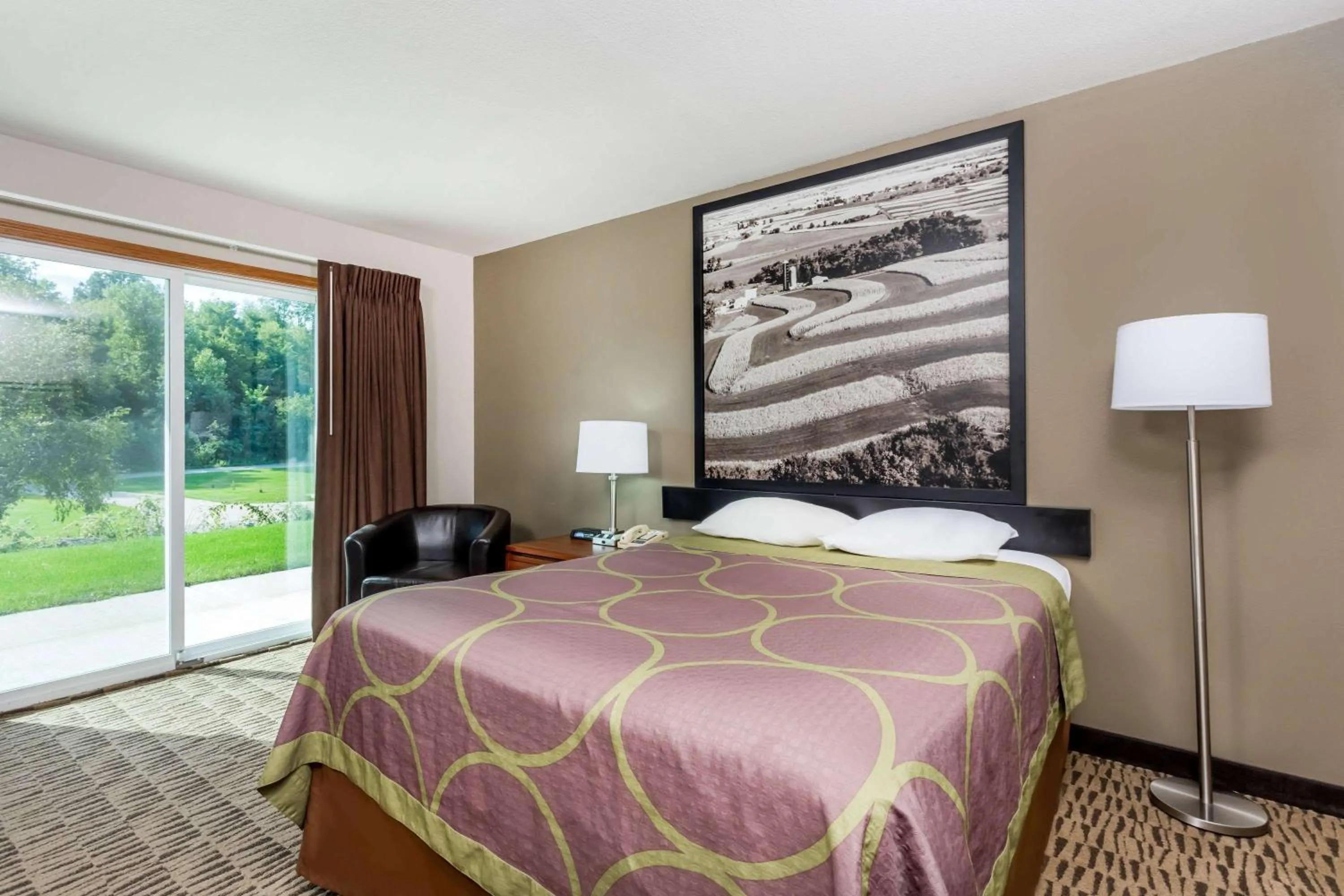 Photo of the whole room, Bed in Super 8 by Wyndham Platteville