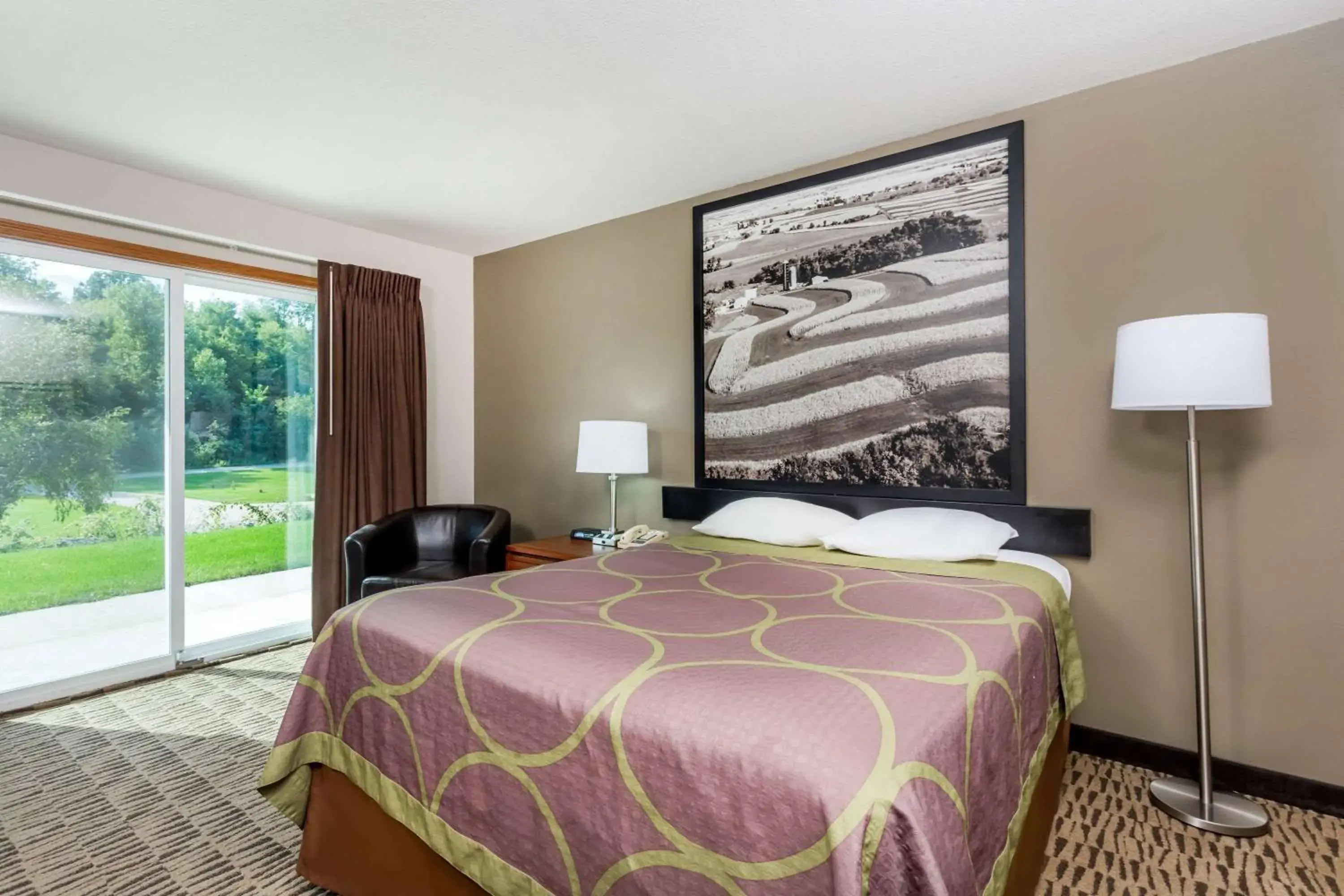 Queen Suite- Non-Smoking in Super 8 by Wyndham Platteville Queen Suite- Non-Smoking in Super 8 by Wyndham Platteville