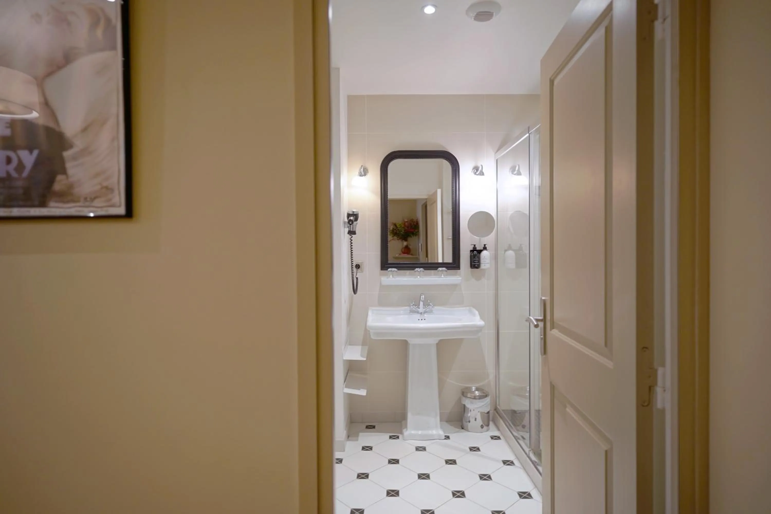 Bathroom in Hôtel Littéraire Gustave Flaubert, BW Signature Collection
