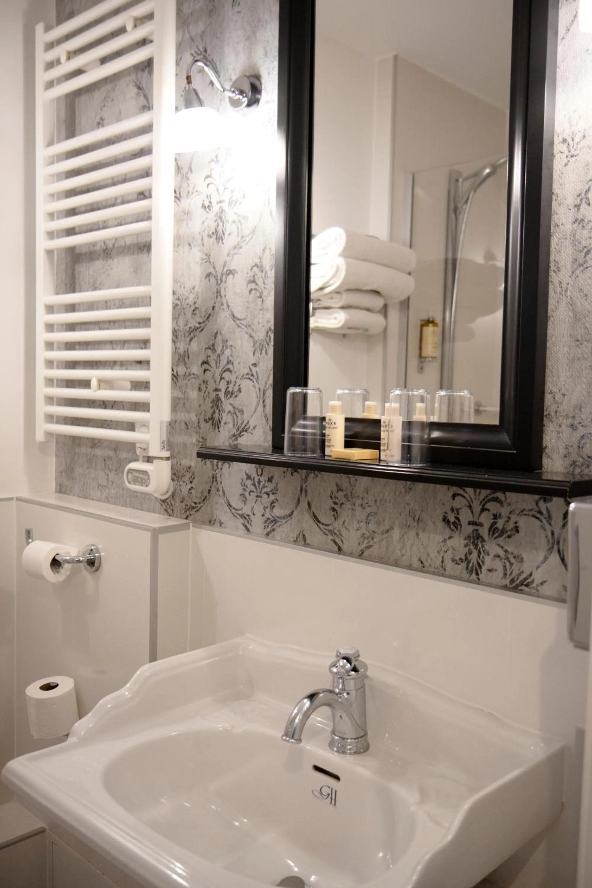 Bathroom in Hôtel Littéraire Gustave Flaubert, BW Signature Collection