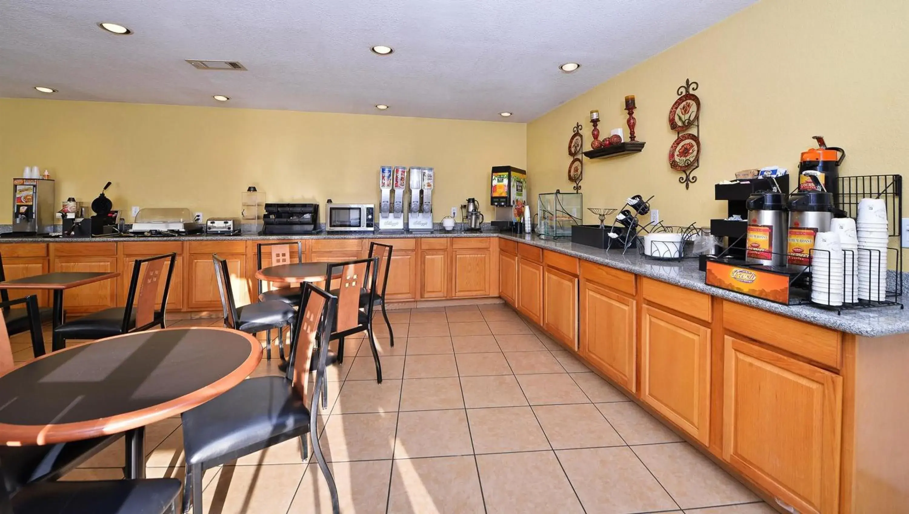 Breakfast in Xecutive Inn and Suites Breakfast in Xecutive Inn and Suites