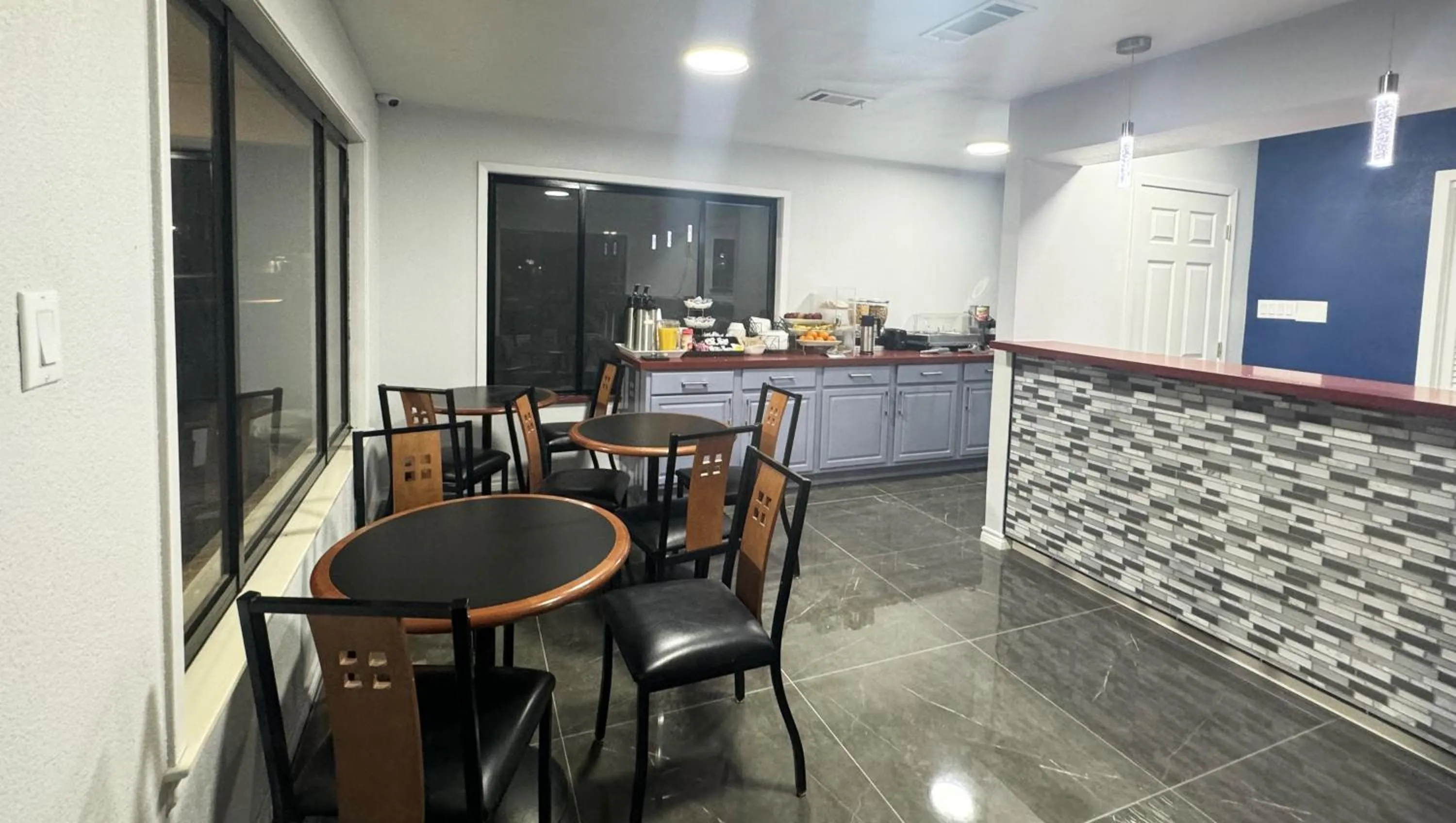 Breakfast in Xecutive Inn and Suites