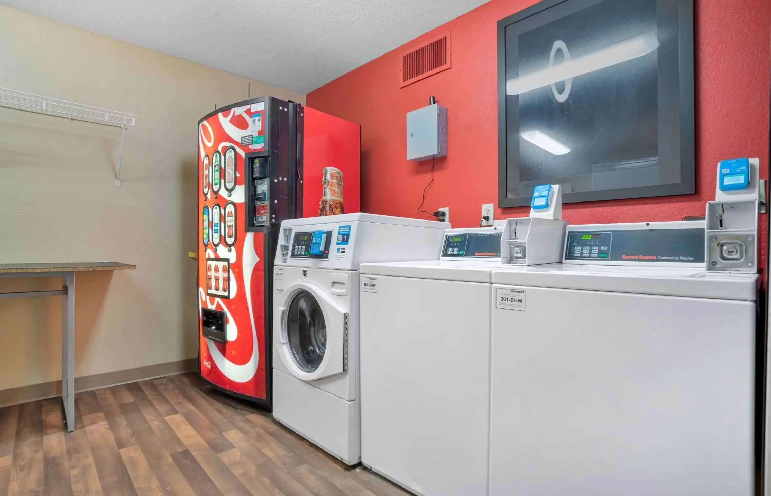 Property building in Extended Stay America Select Suites - Birmingham - Inverness Property building in Extended Stay America Select Suites - Birmingham - Inverness