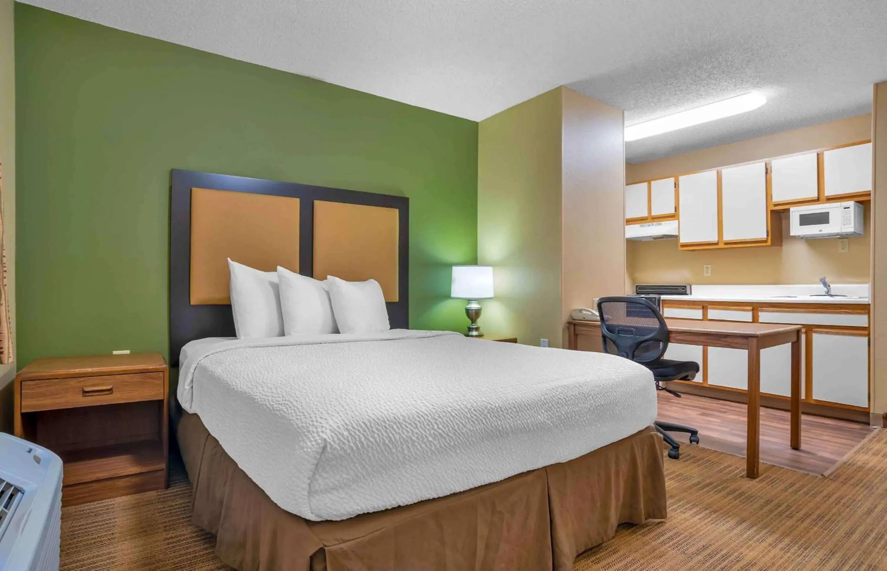 Bedroom, Bed in Extended Stay America Select Suites - Birmingham - Inverness Bedroom, Bed in Extended Stay America Select Suites - Birmingham - Inverness