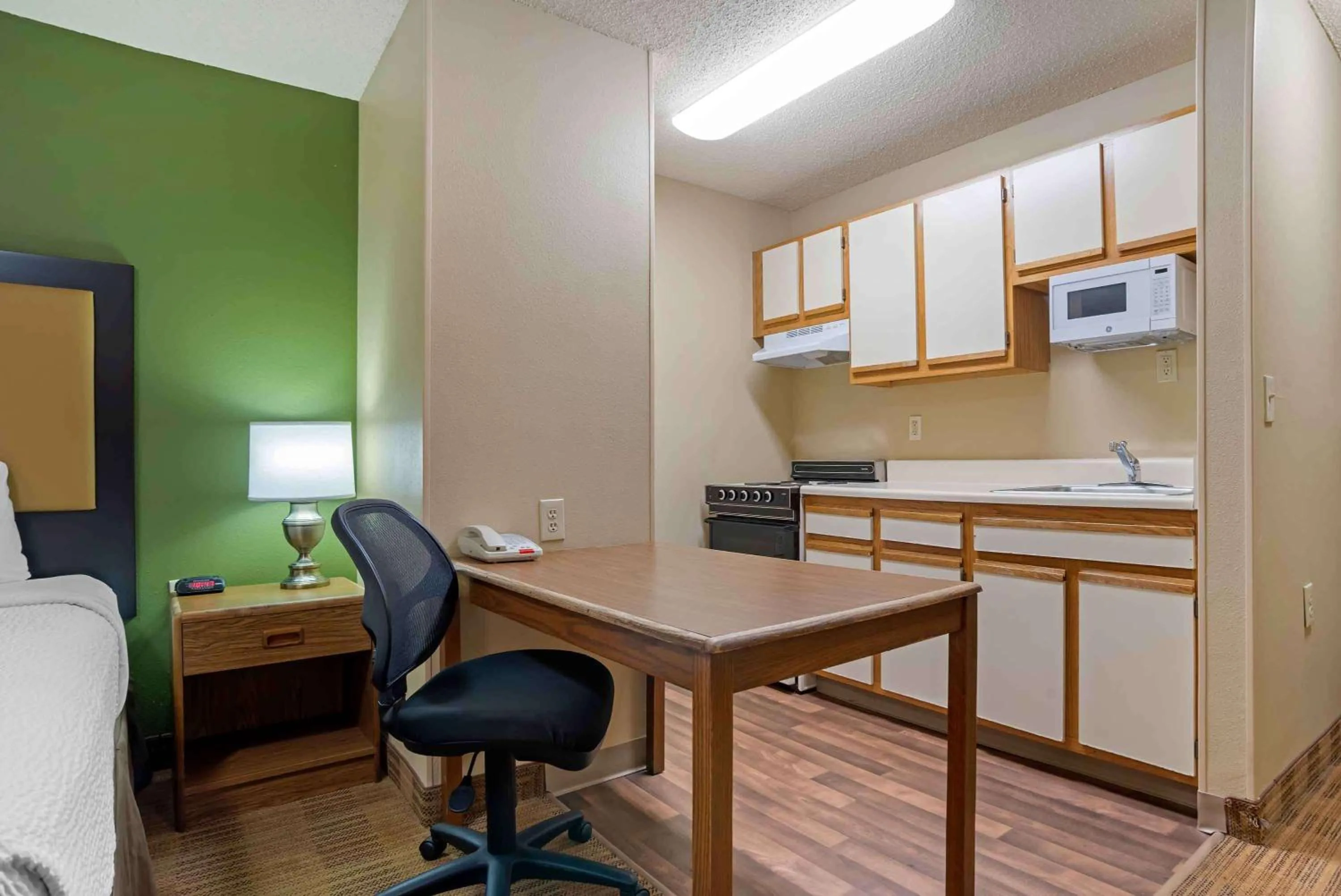 Bedroom in Extended Stay America Select Suites - Birmingham - Inverness