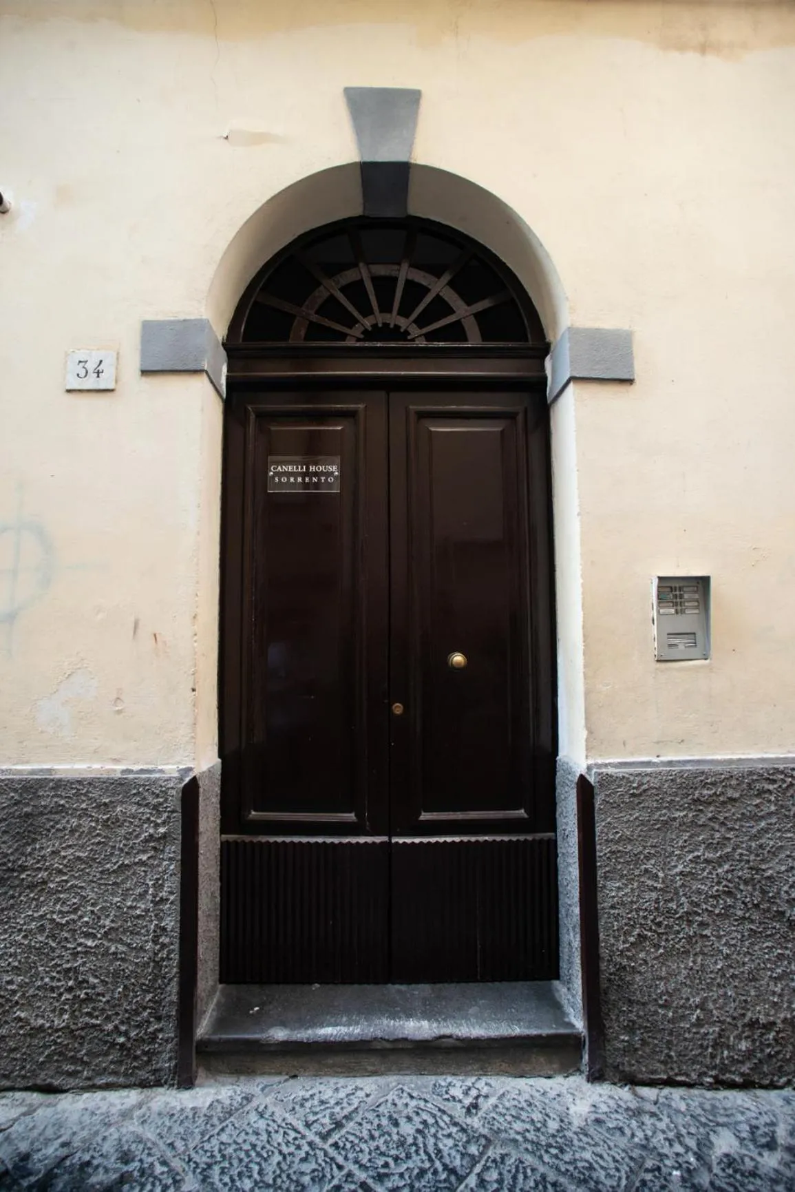 Facade/entrance in CANELLI HOUSE SORRENTO