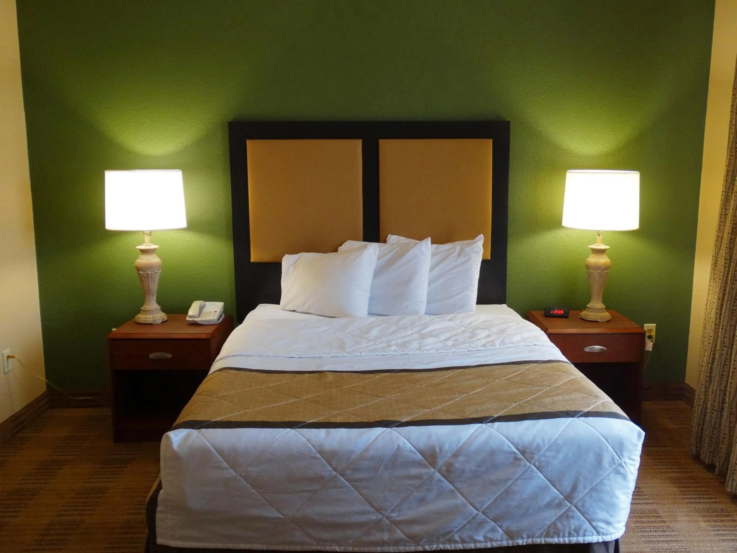 Bed in Extended Stay America Select Suites - Wilkes - Barre - Scranton